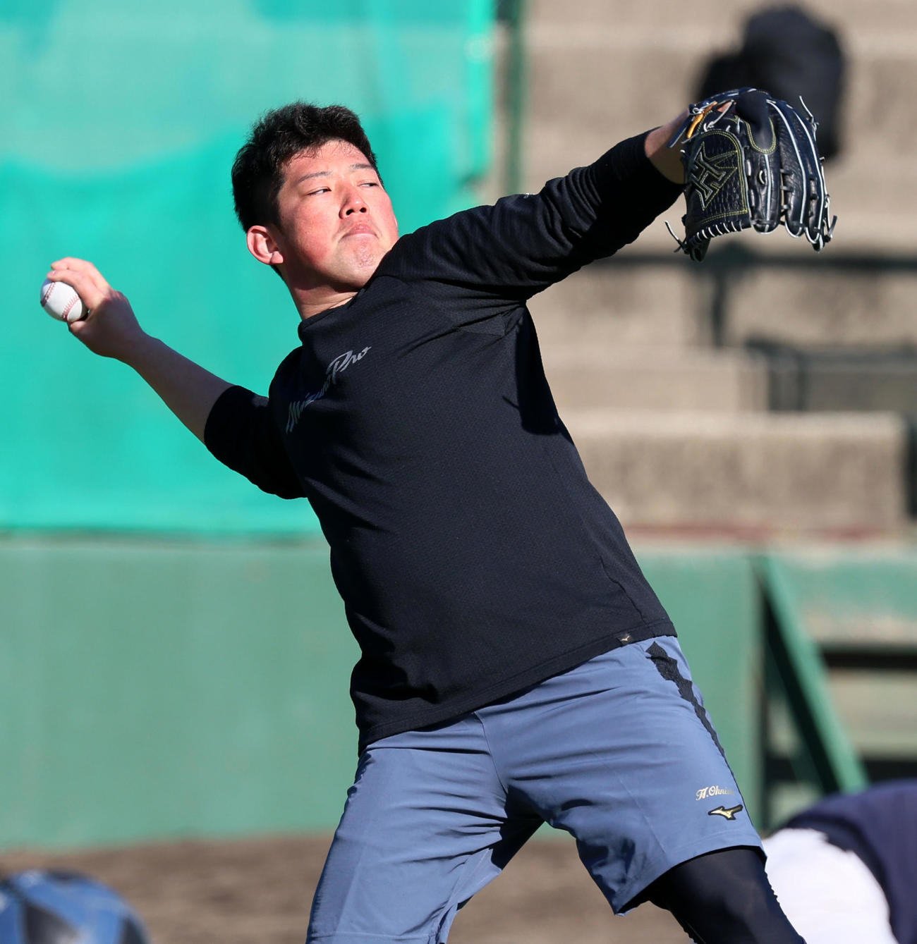 阪神伊原とともに自主トレを行っているヤクルト大西（撮影・加藤哉）