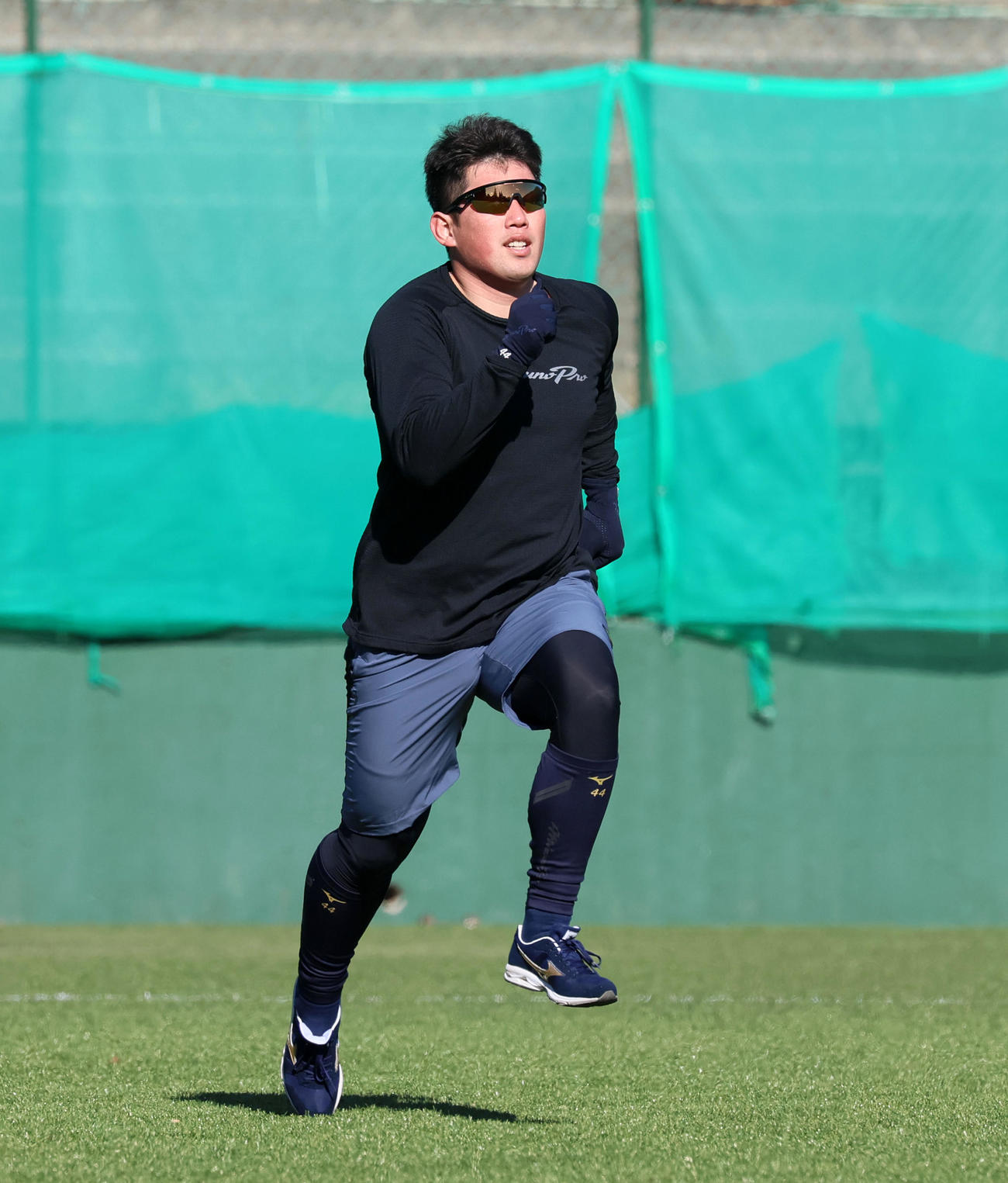 阪神伊原との自主トレで塁間をダッシュするヤクルト大西（撮影・加藤哉）