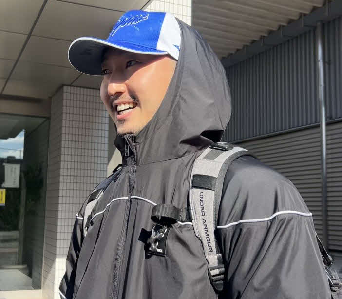 ナゴヤ球場での初ブルペンを終えて取材対応する中日藤嶋