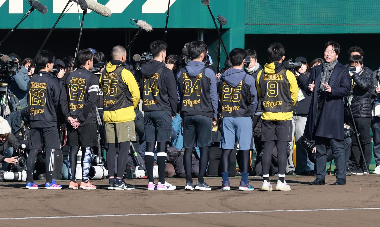藤川球児監督（右）は新人選手に訓示する（撮影・上田博志）