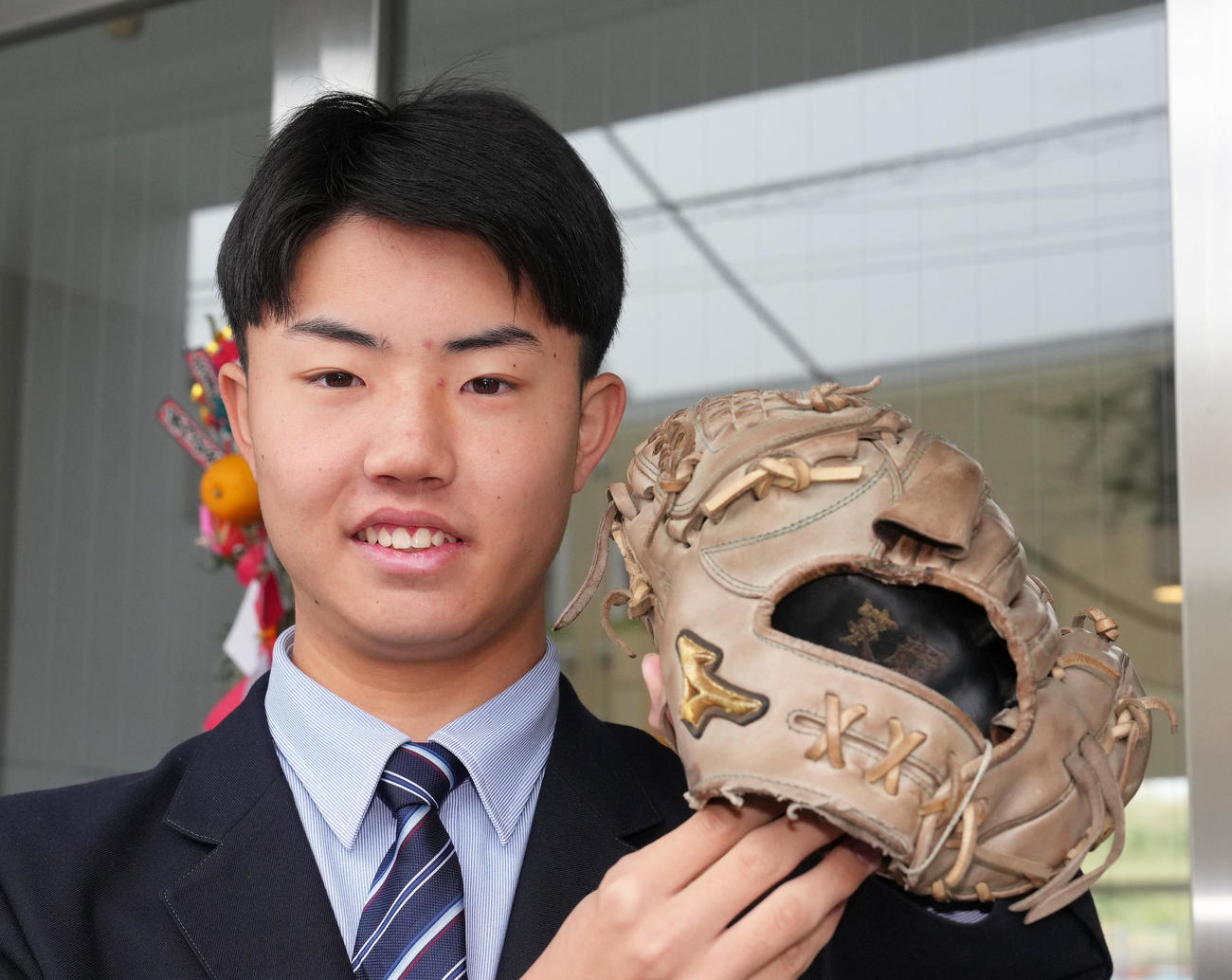 ヤクルト戸田寮に入寮し「笑顔」の文字が刺繍されたグラブを披露するドラフト5位鈴木蓮（撮影・足立雅史）
