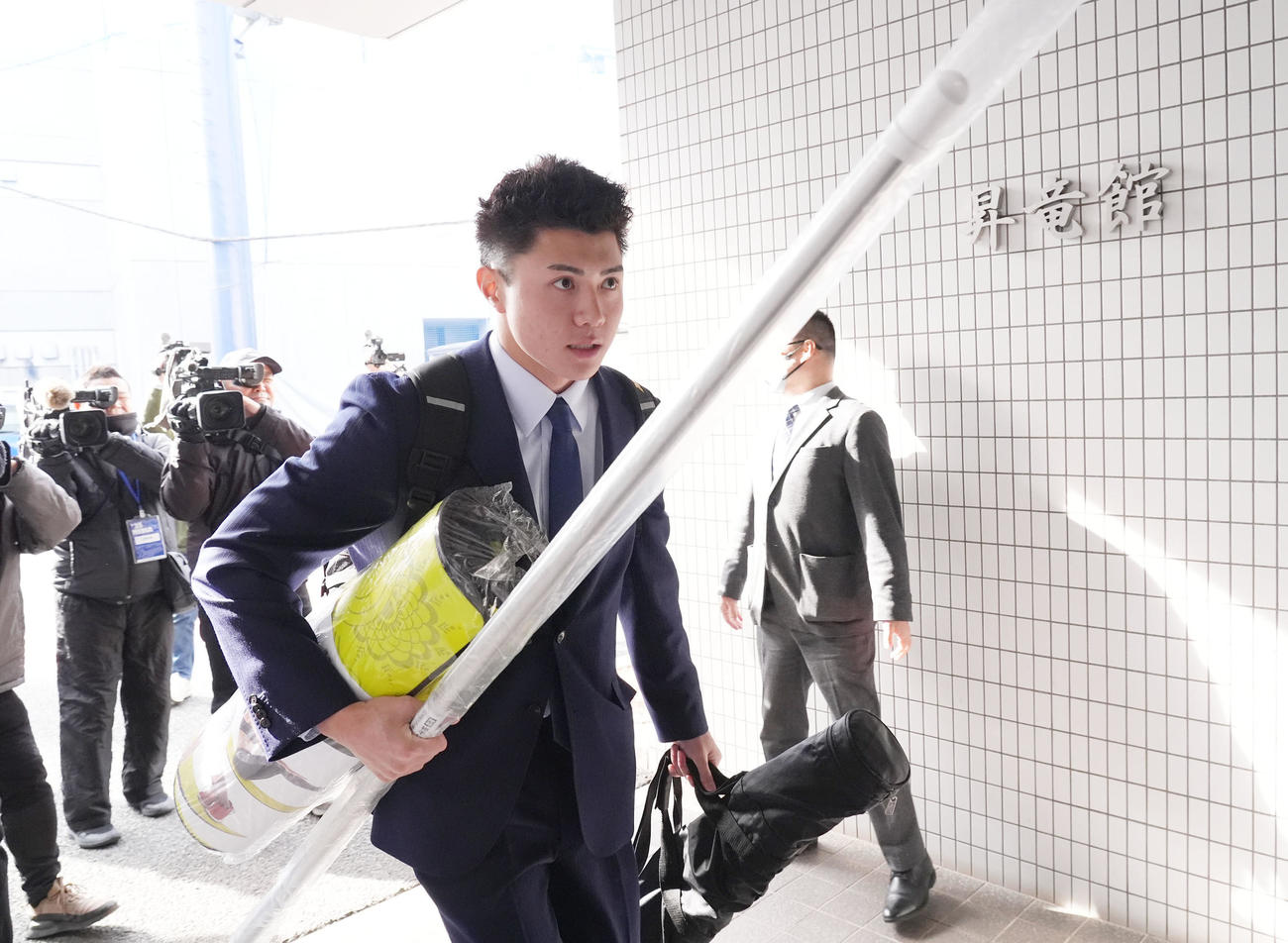 荷物を抱え入寮する能戸（撮影・森本幸一）