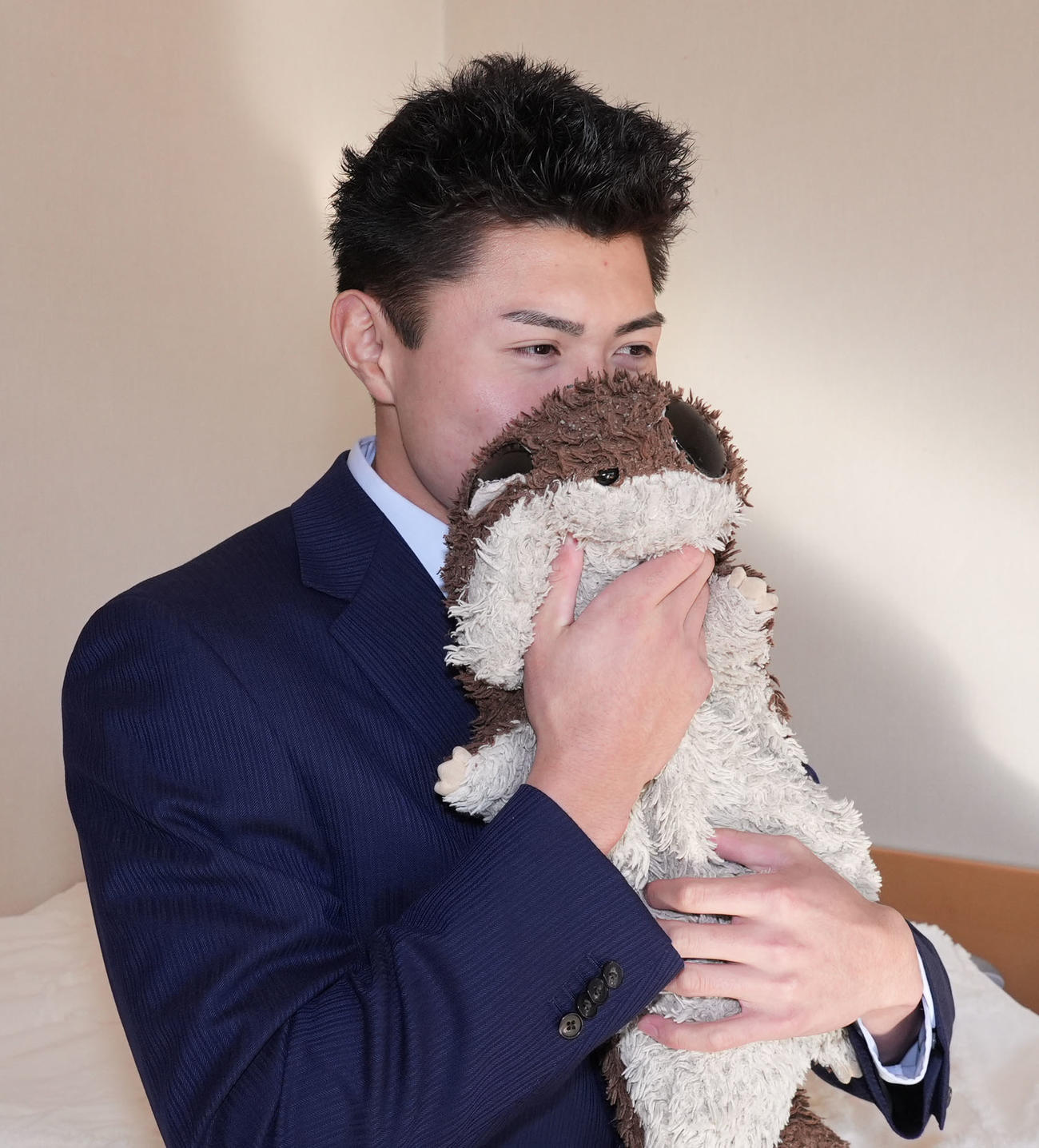 愛用のモモンガぬいぐるみを手にする能戸（撮影・森本幸一）