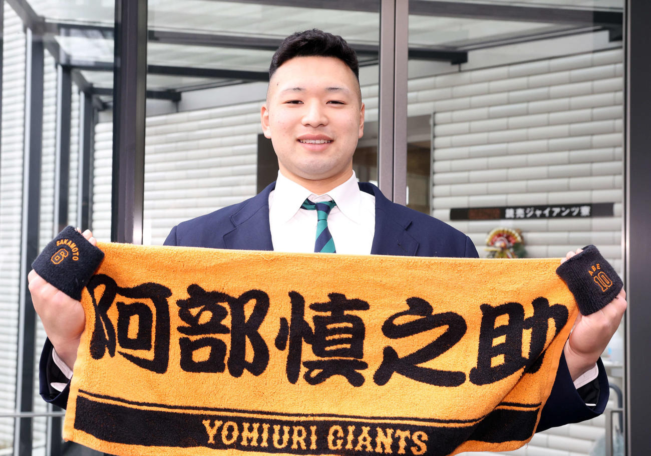 入寮した巨人ドラフト6位の藤井は、阿部監督のタオルとリストバンド、坂本勇のリストバンドを手に笑顔（撮影・浅見桂子）