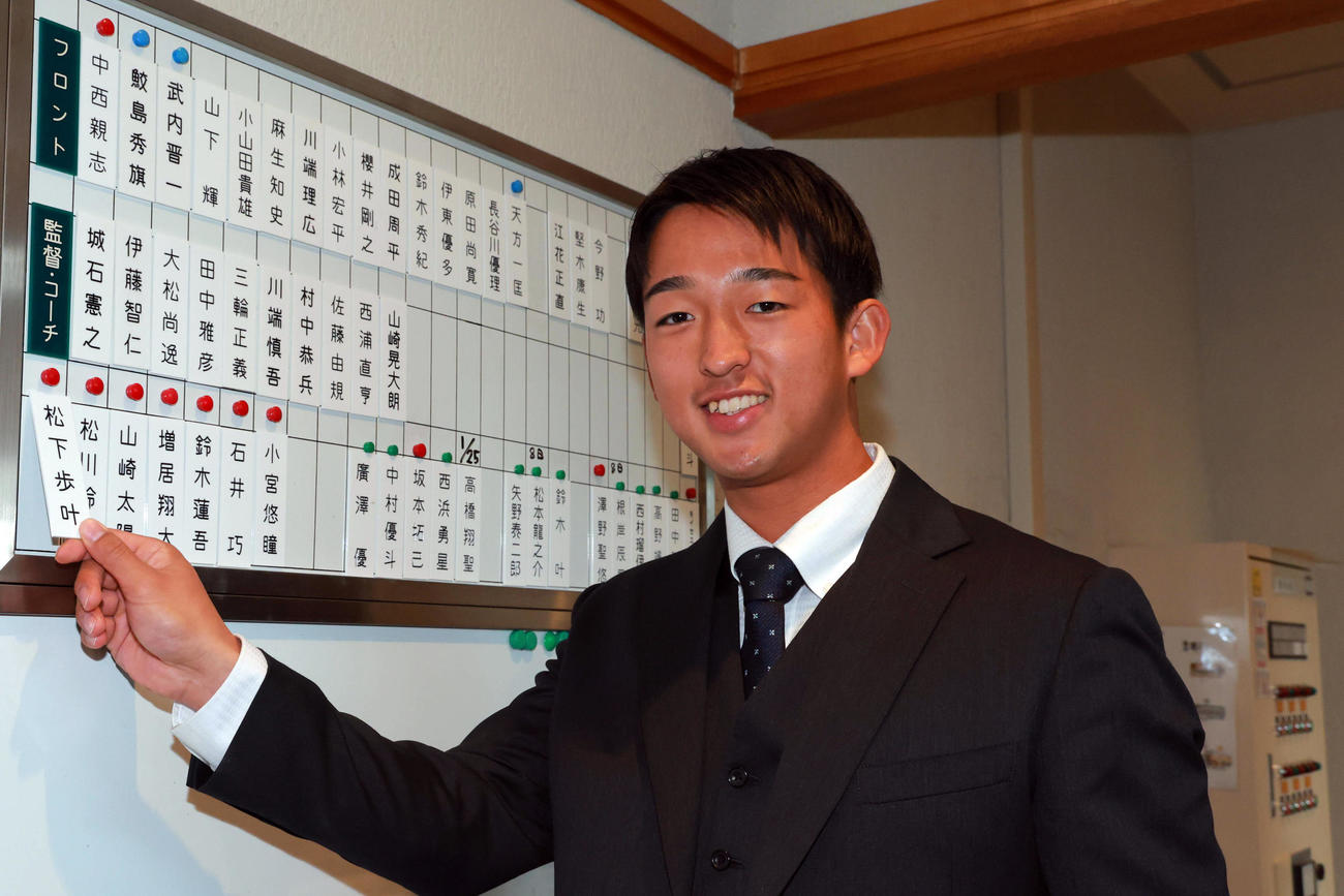 ヤクルト戸田寮に入寮し、名札をかけるドラフト1位松下