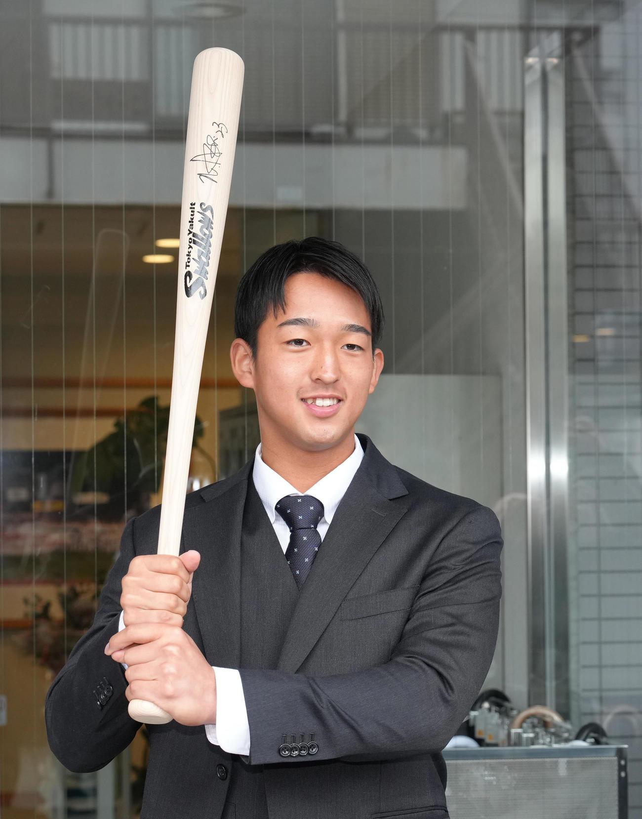 ヤクルト戸田寮に入寮し、青木GMからプレゼントされたサイン入りバットを披露するドラフト1位松下（撮影・足立雅史）