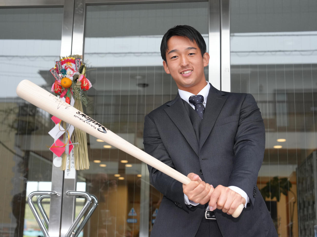 ヤクルト戸田寮に入寮し、青木GMからプレゼントされたサイン入りバットを披露するドラフト1位松下（撮影・足立雅史）