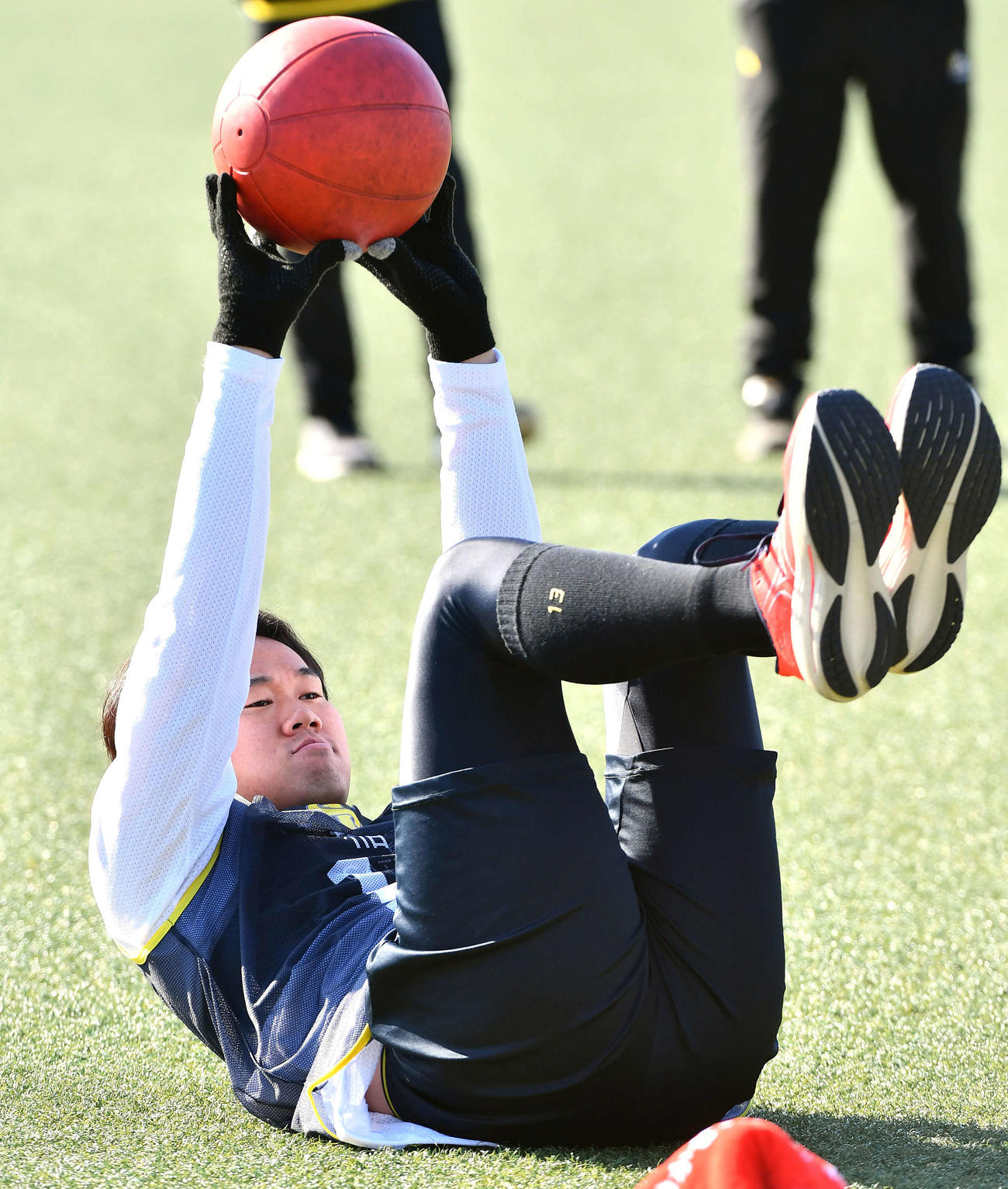 体幹トレーニングを行うソフトバンク稲川（撮影・岩下翔太）