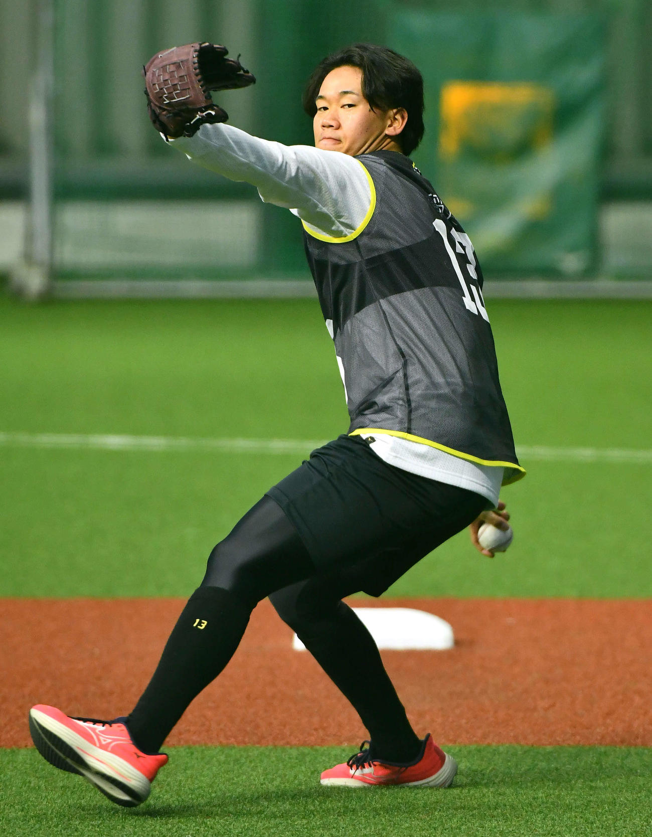 キャッチボールを行うソフトバンク稲川（撮影・岩下翔太）