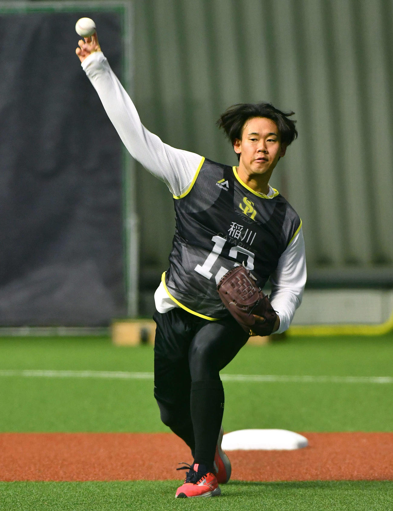 キャッチボールを行うソフトバンク稲川（撮影・岩下翔太）