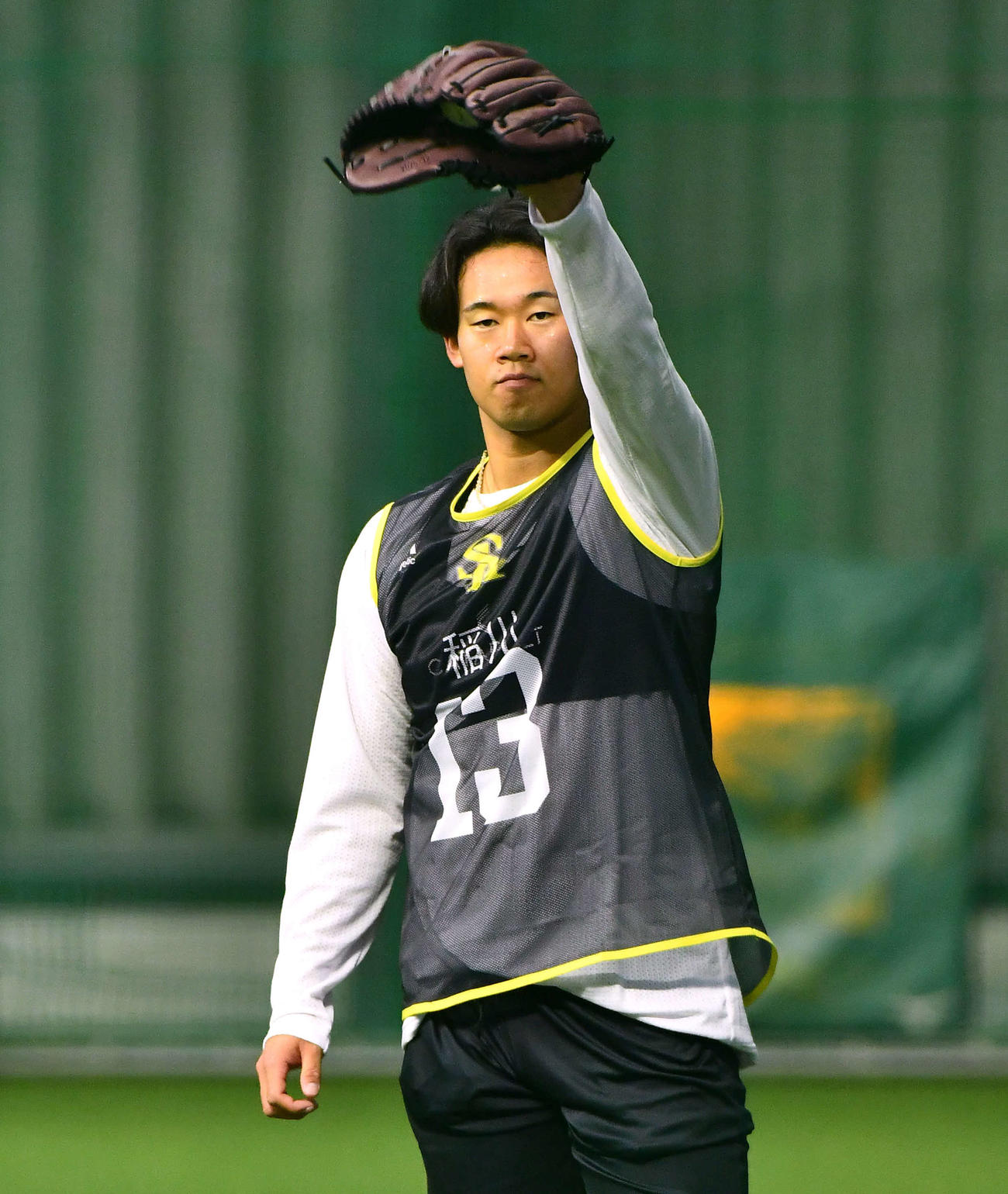キャッチボールを行うソフトバンク稲川（撮影・岩下翔太）