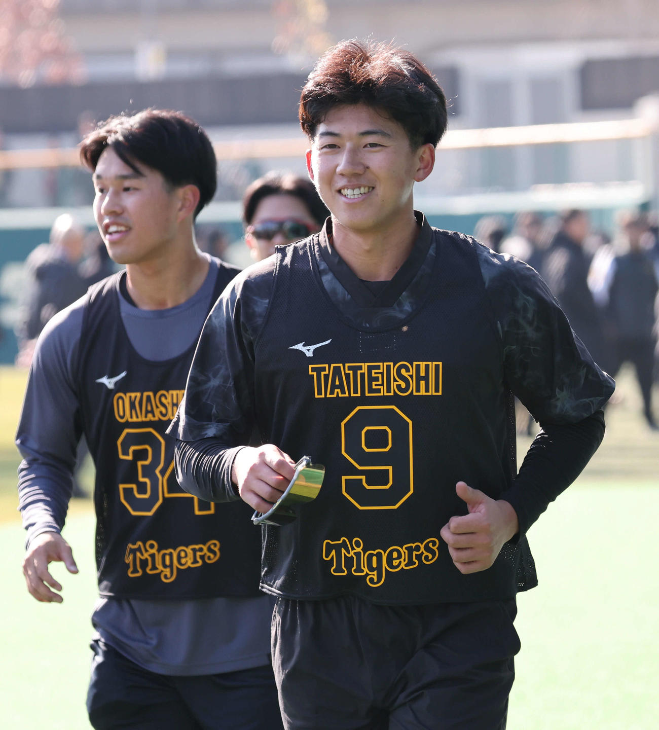 新人合同自主トレ初日、笑顔で走る阪神立石（撮影・西尾就之）