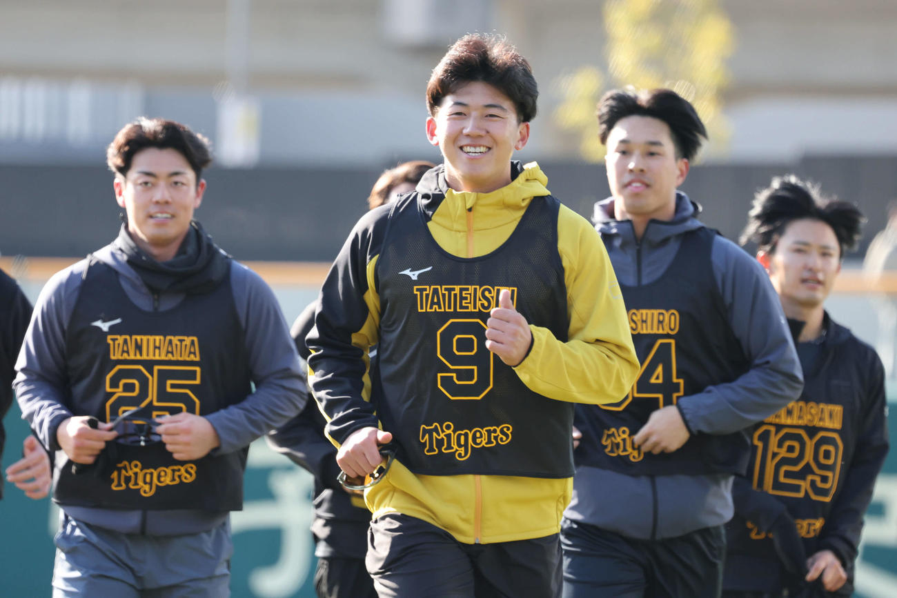 新人合同自主トレの初日、笑顔でランニングする立石（撮影・西尾就之）