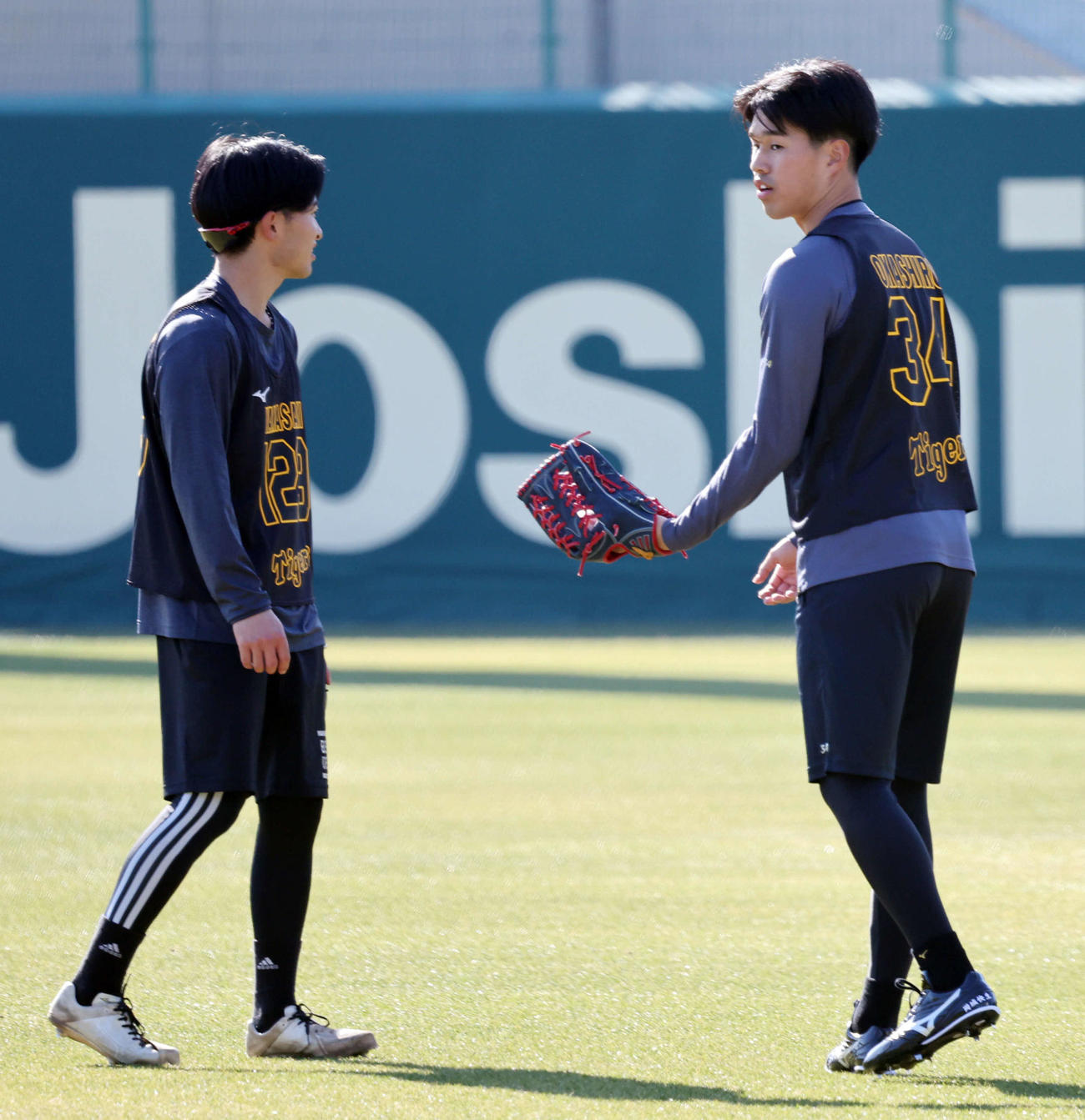 新人合同自主トレの初日、練習中、岡城（右）は山崎と話す（撮影・西尾就之）