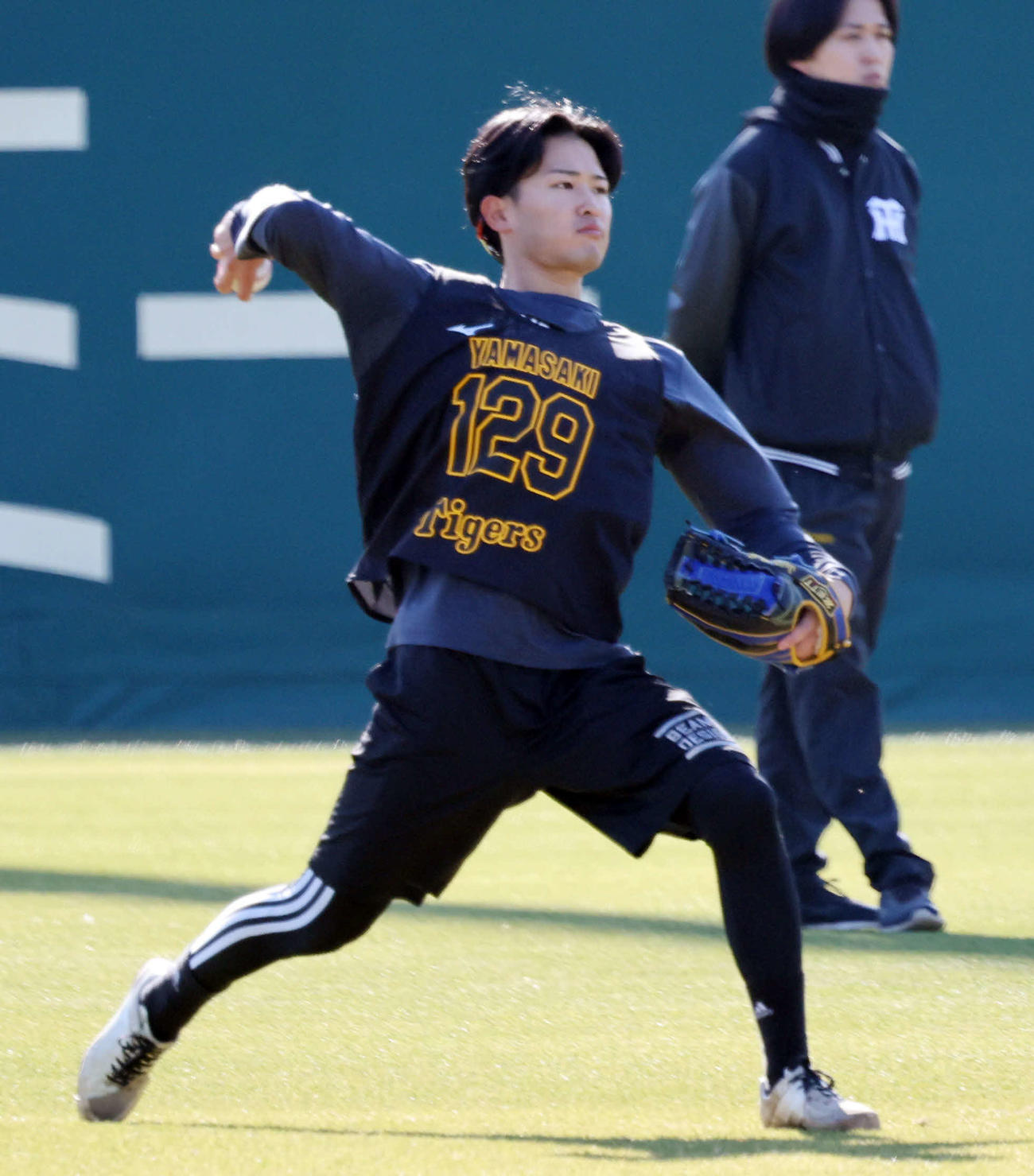 新人合同自主トレの初日、キャッチボールする阪神山崎（撮影・西尾就之）