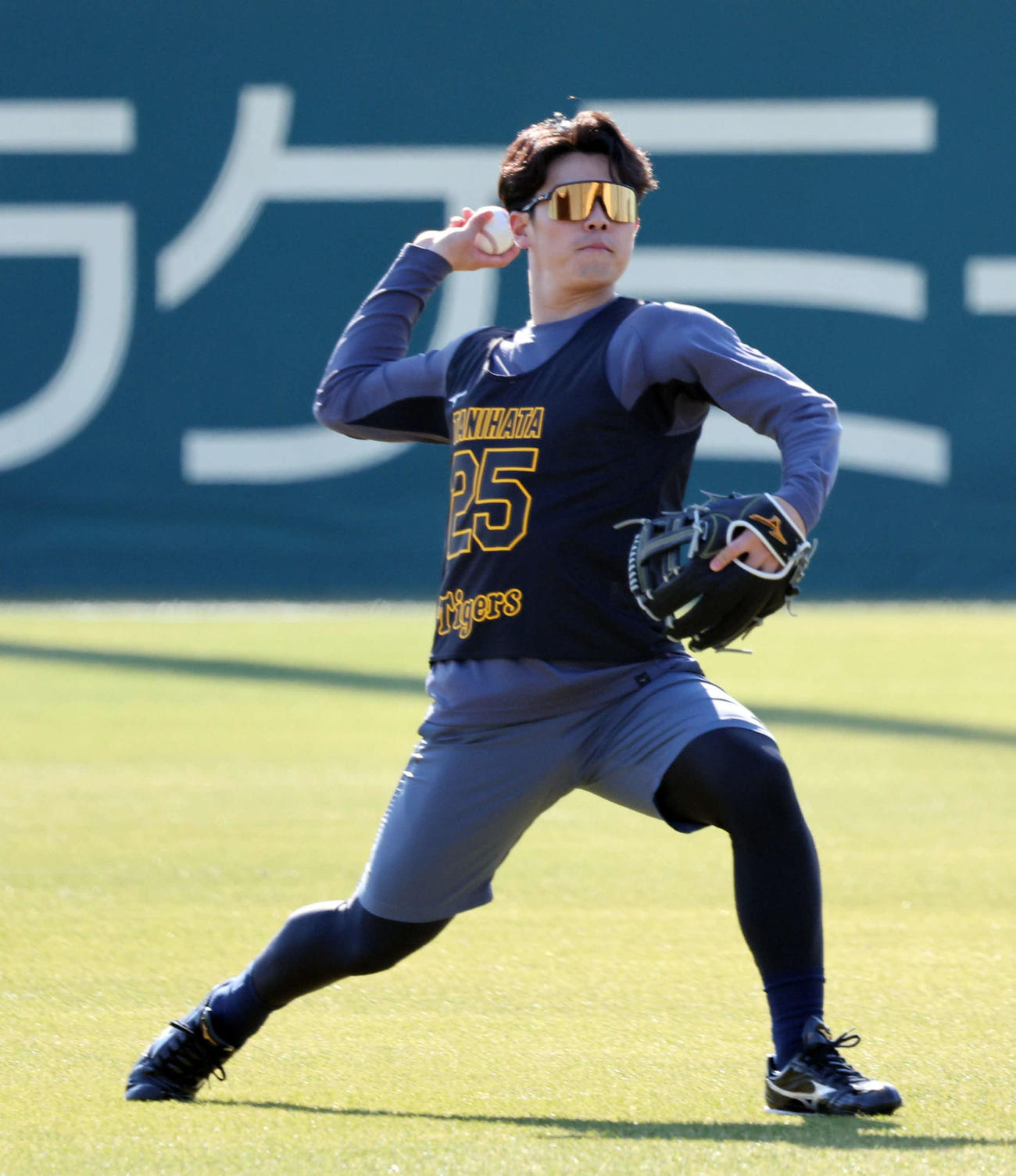 新人合同自主トレの初日、キャッチボールする阪神谷端（撮影・西尾就之）