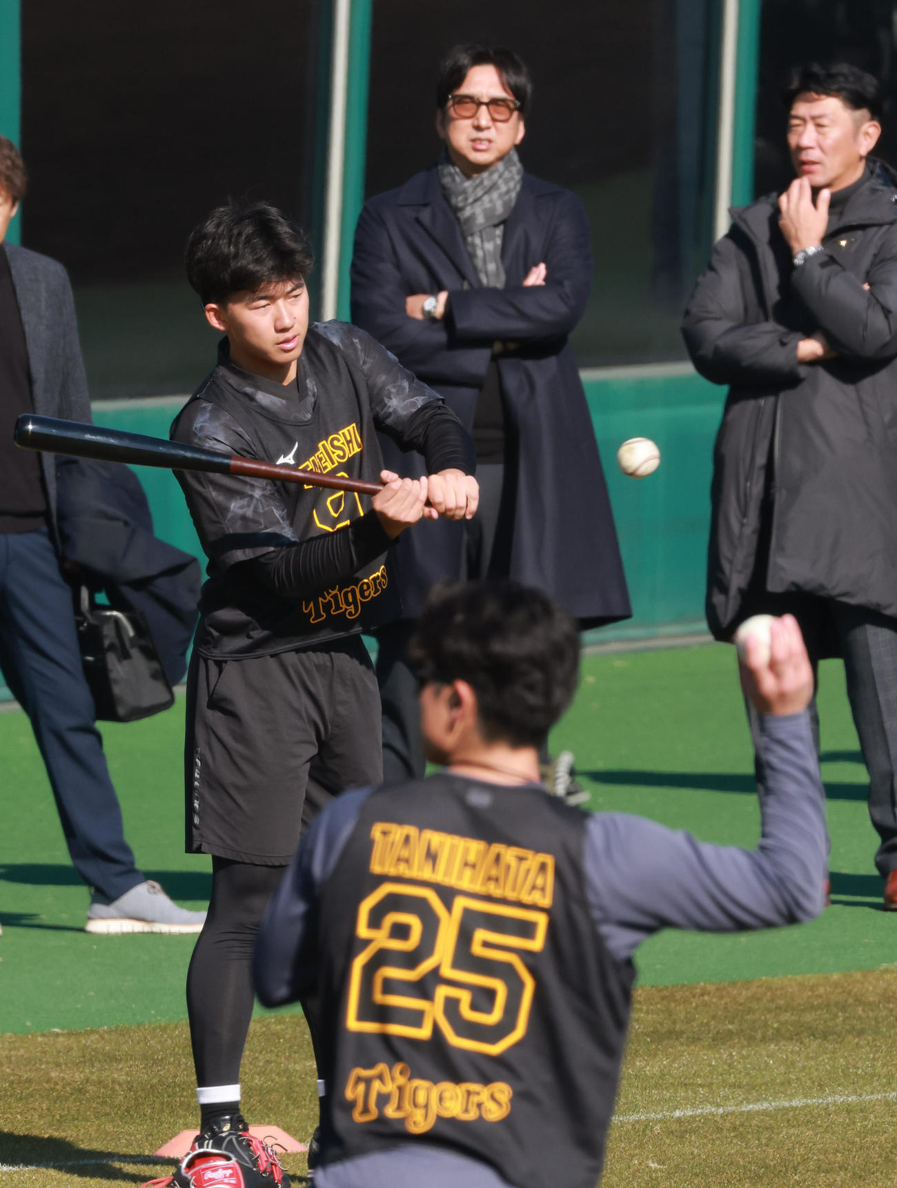 立石（中央）は藤川監督（中央奥）のチェックを受けながら打撃練習をする。手前は谷端（撮影・上田博志）