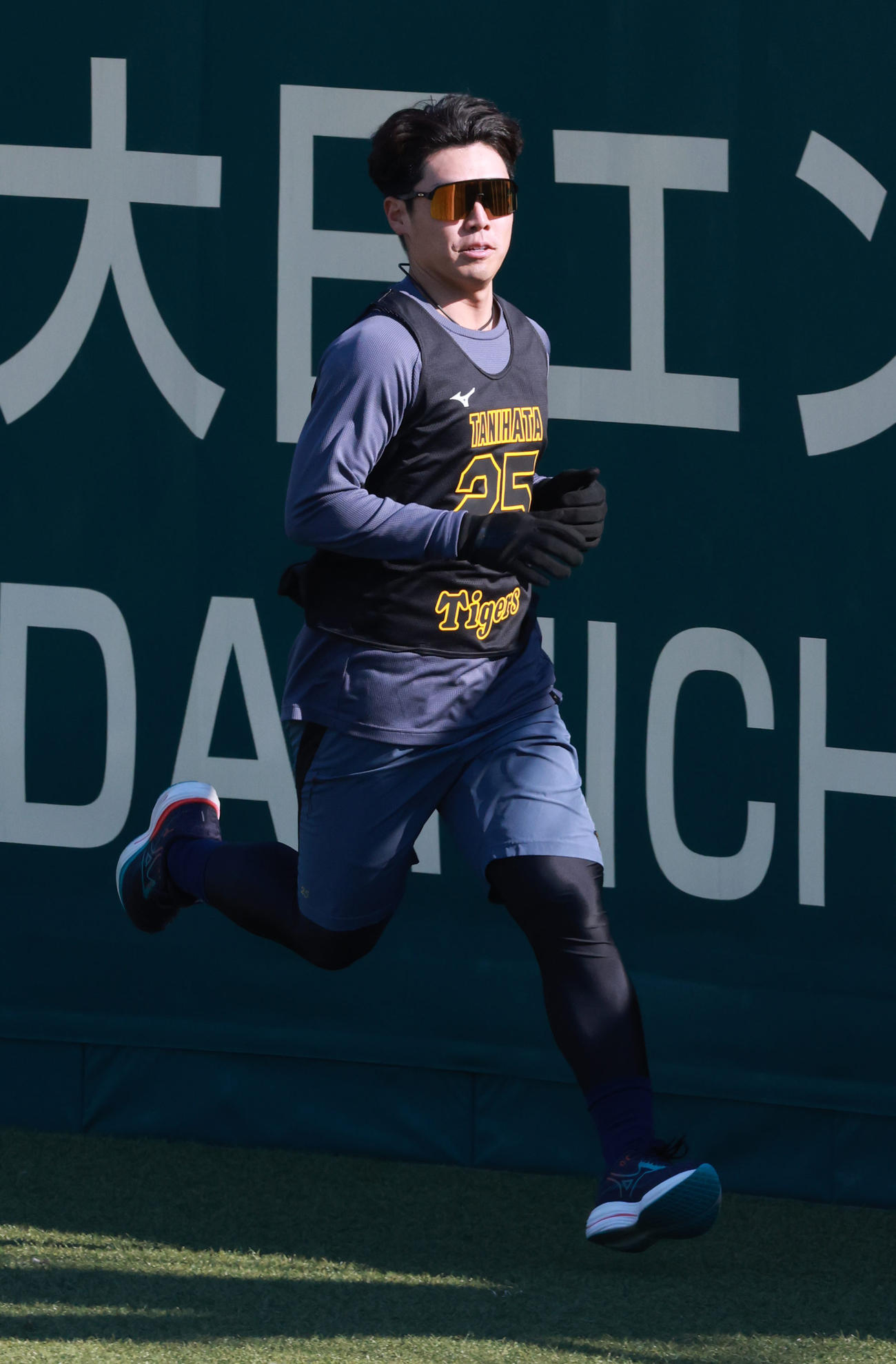 外野をダッシュする谷端（撮影・上田博志）
