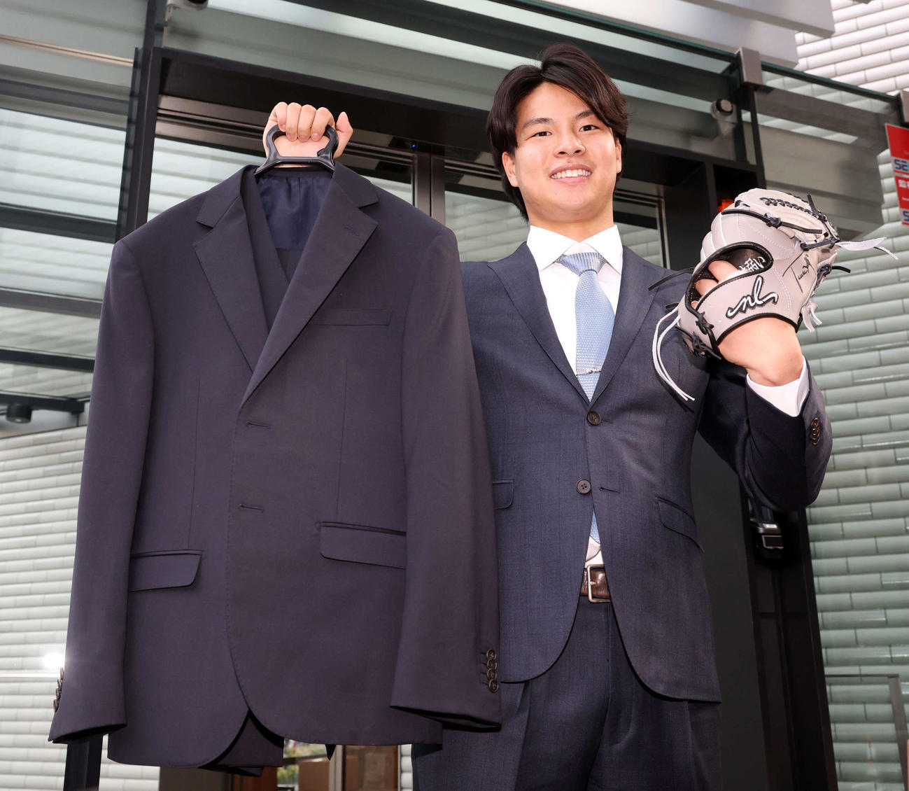 入寮した巨人ドラフト2位の田和は新調したスーツとグラブを持参（撮影・浅見桂子）
