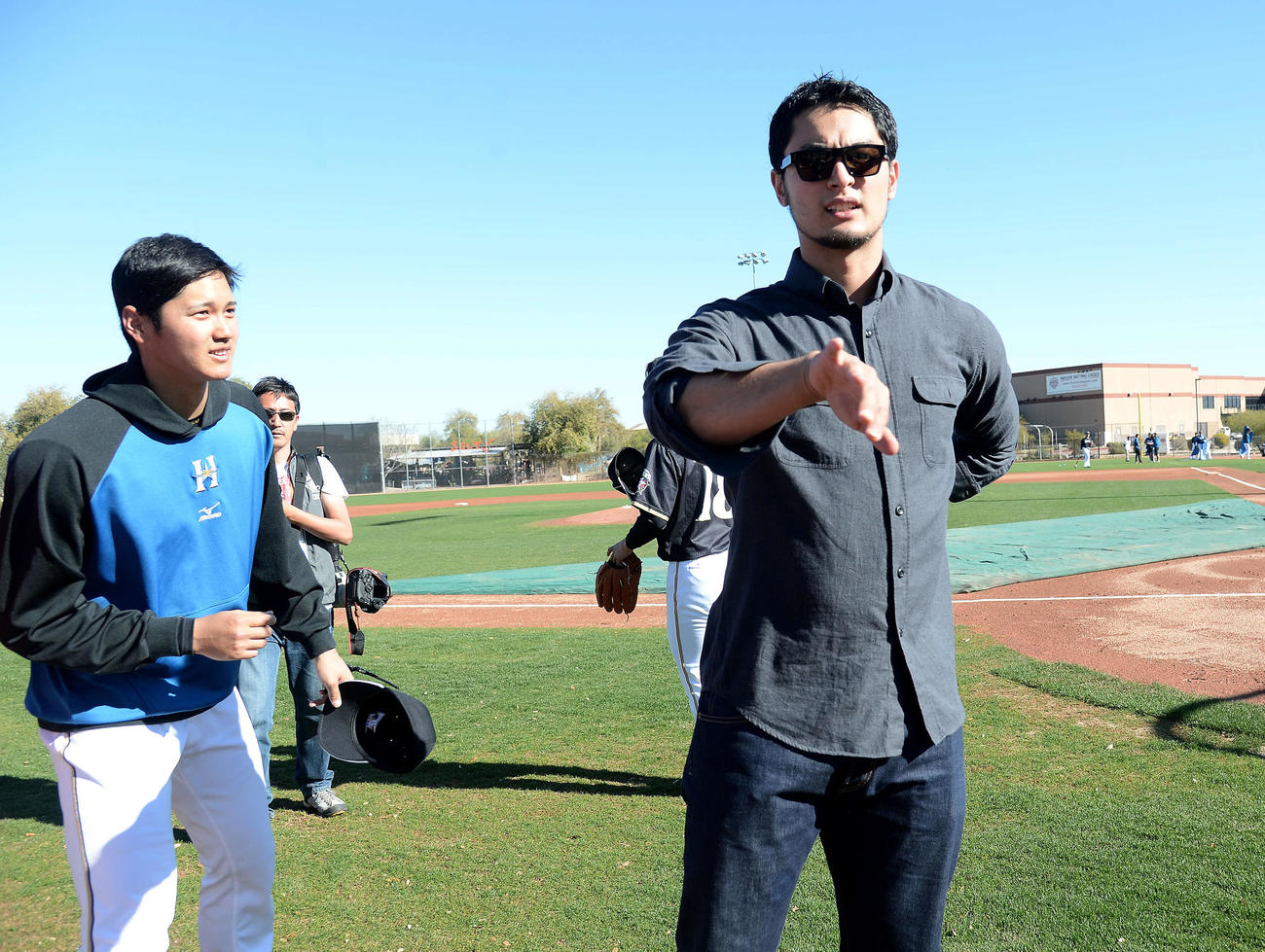 日本ハムキャンプを訪れたダルビッシュ（右）と、日本ハム大谷