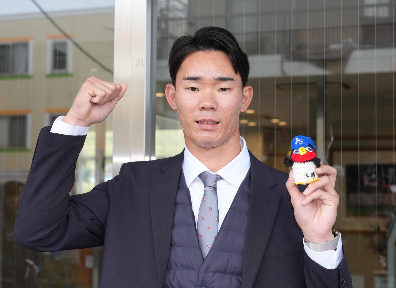 ヤクルト戸田寮に入寮し、祖母特製のつば九郎ぬいぐるみを披露するドラフト2位松川（撮影・足立雅史）