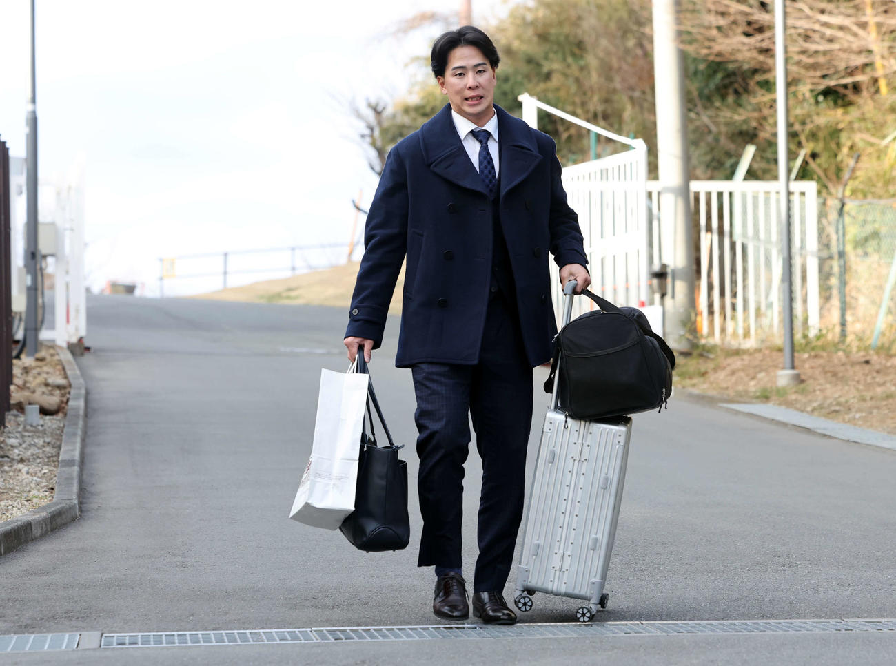 入寮した巨人ドラフト5位の小浜（撮影・浅見桂子）