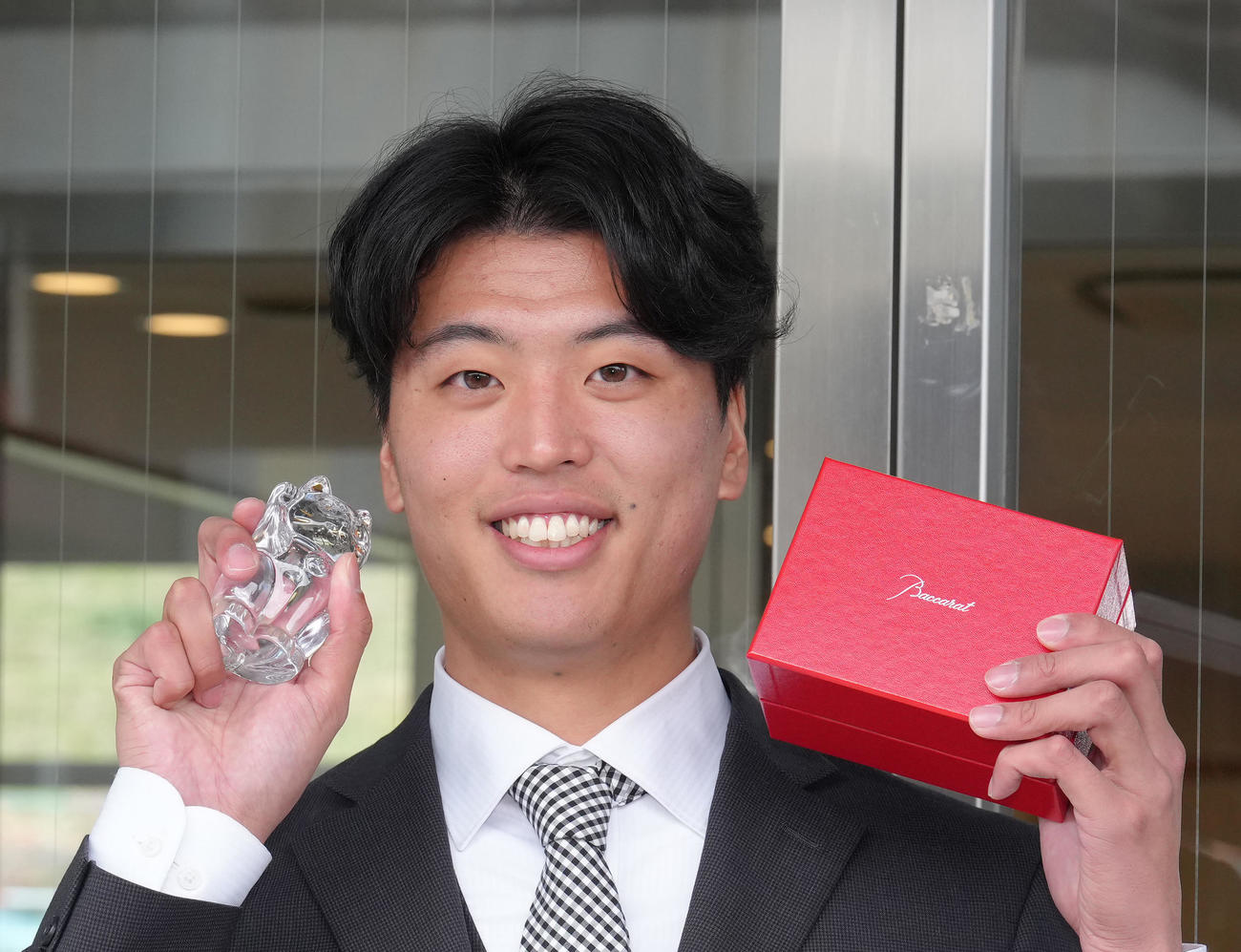 ヤクルト戸田寮に入寮し、ガラス製の招き猫を披露するドラフト3位山崎（撮影・足立雅史）