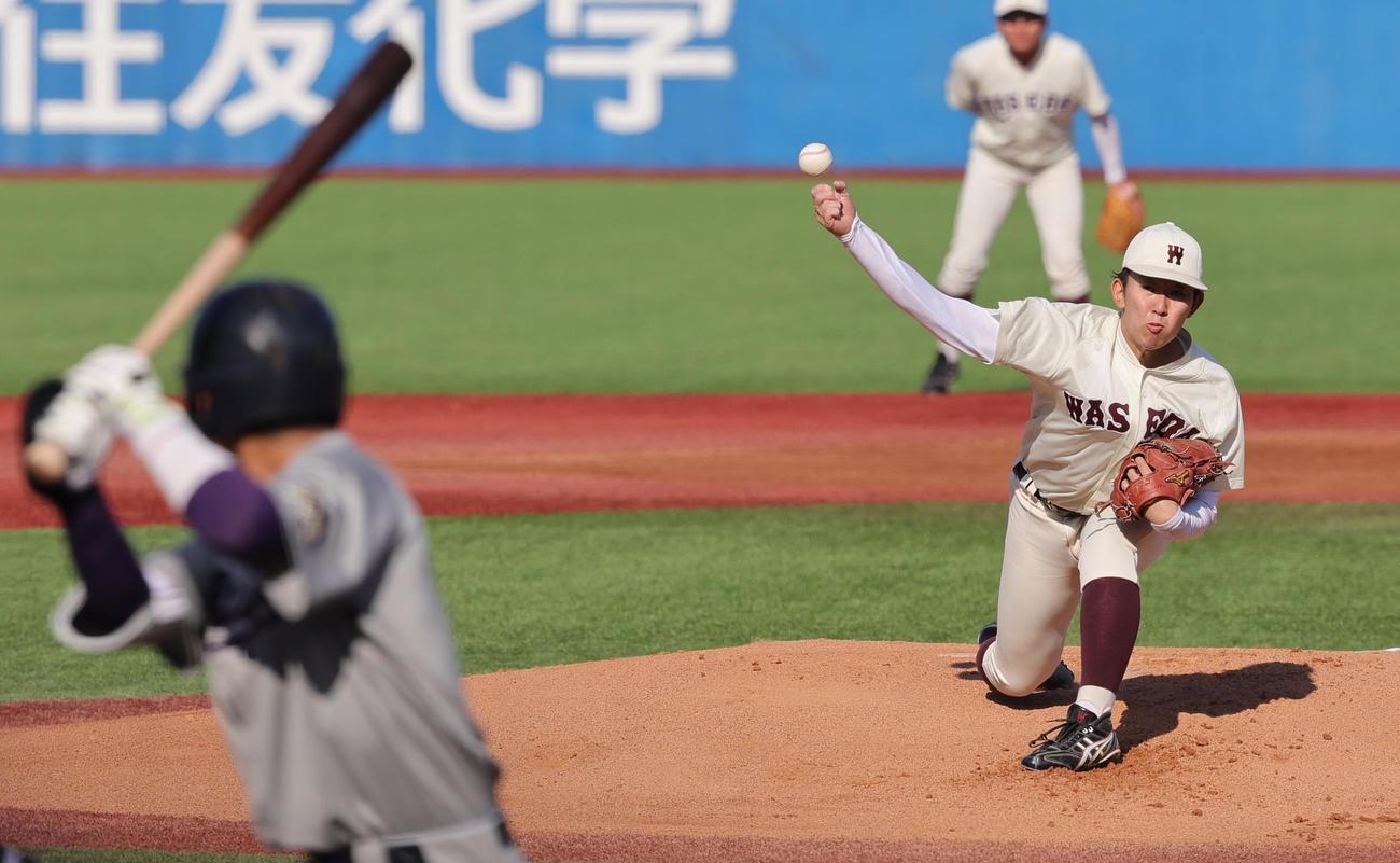 東京6大学野球秋季リーグ戦の優勝決定戦・明大対早大　1回表明大2死、宗山塁に投げ込む伊藤樹（2024年11月撮影）