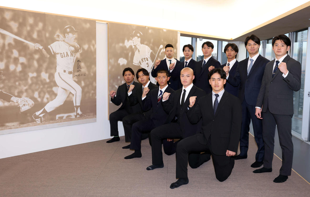 入寮後、巨人レジェンドの王貞治氏と長嶋茂雄氏の写真とともに記念撮影する、前列左から知念、河野、松井蓮、林、冨重、後列左から藤井、小浜、皆川、山城、田和、竹丸（撮影・浅見桂子）