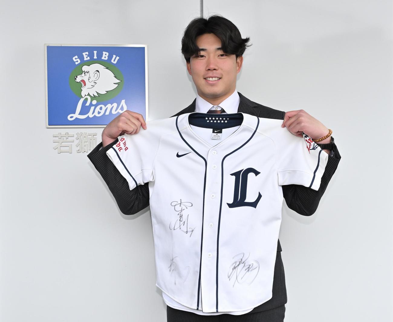 入寮した西武ドラフト4位の東北福祉大・堀越は子供の頃に西武の選手からサインをもらったユニホームを持ち込む（撮影・滝沢徹郎）