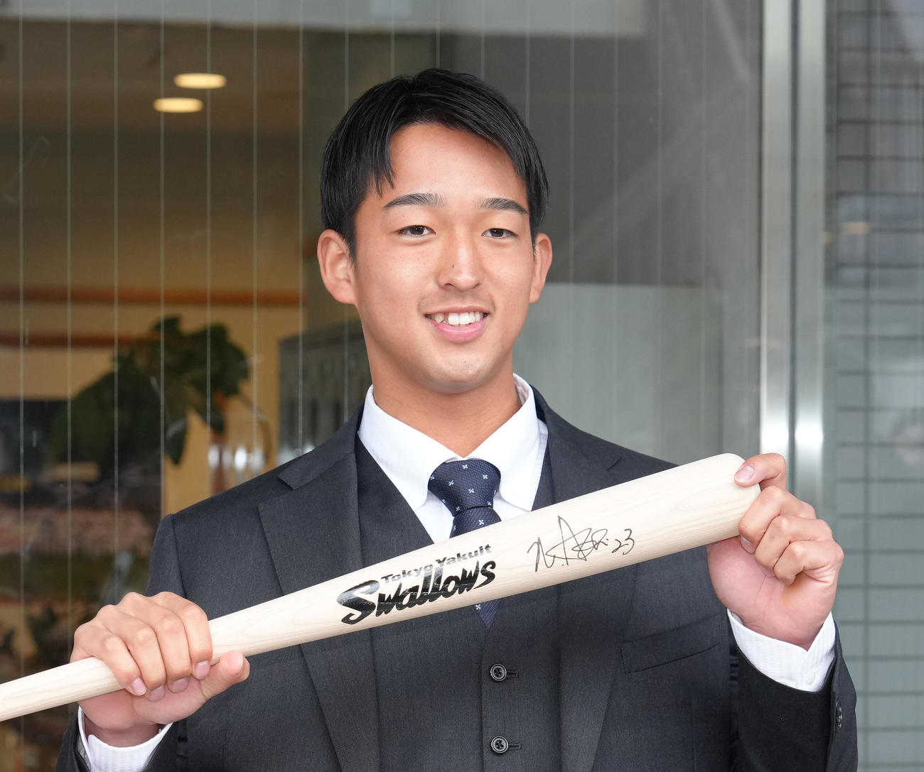 ヤクルト戸田寮に入寮し、青木GMからプレゼントされたサイン入りバットを披露するドラフト1位松下（撮影・足立雅史）