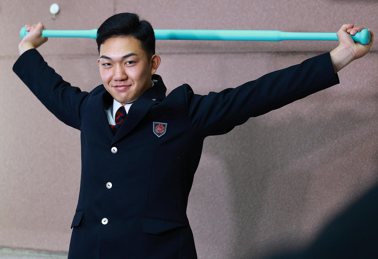 ストレッチポールを持参し入寮したロッテドラフト1位の石垣（撮影・野上伸悟）