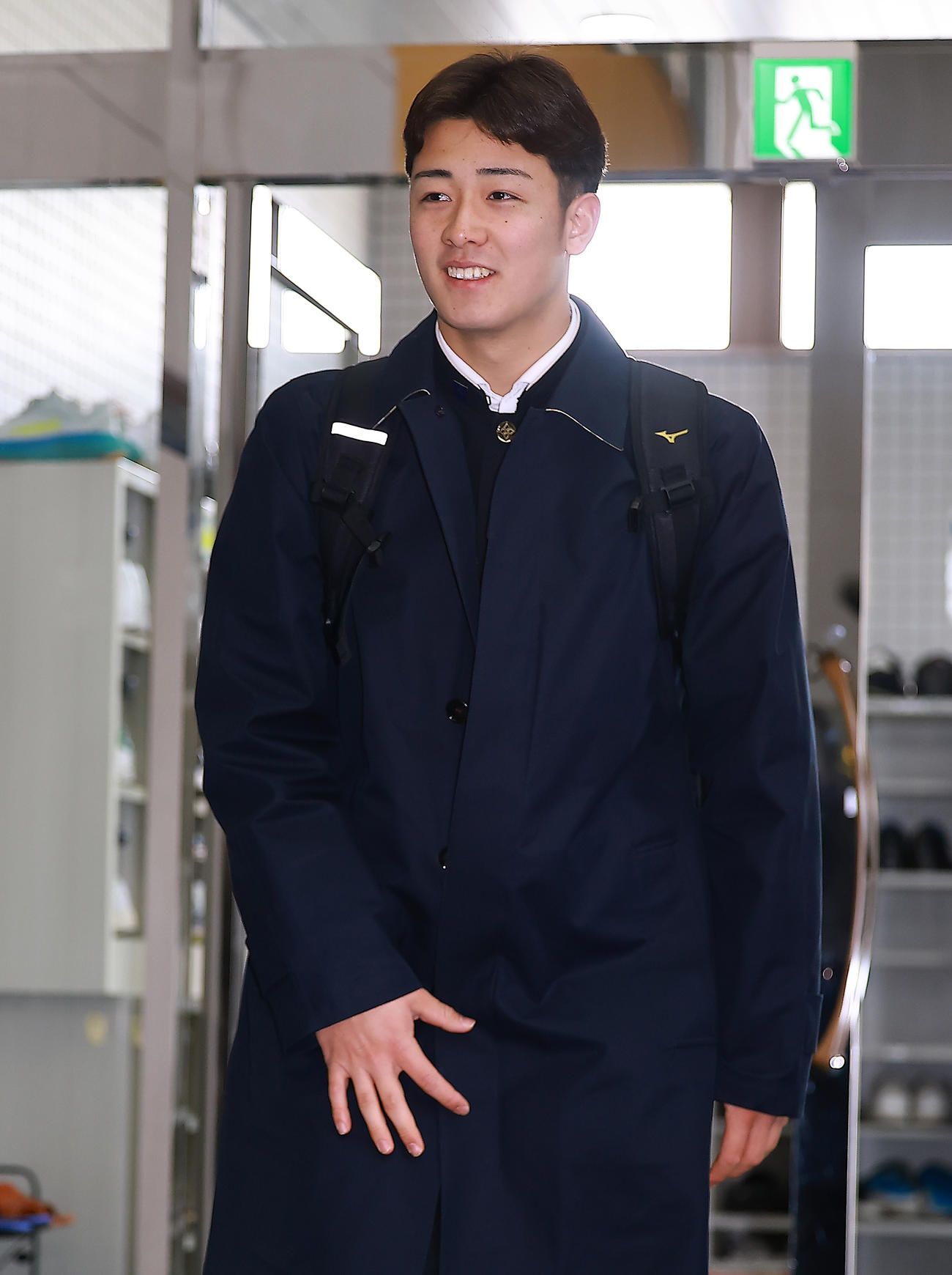 入寮するロッテドラフト3位の奥村（撮影・野上伸悟）