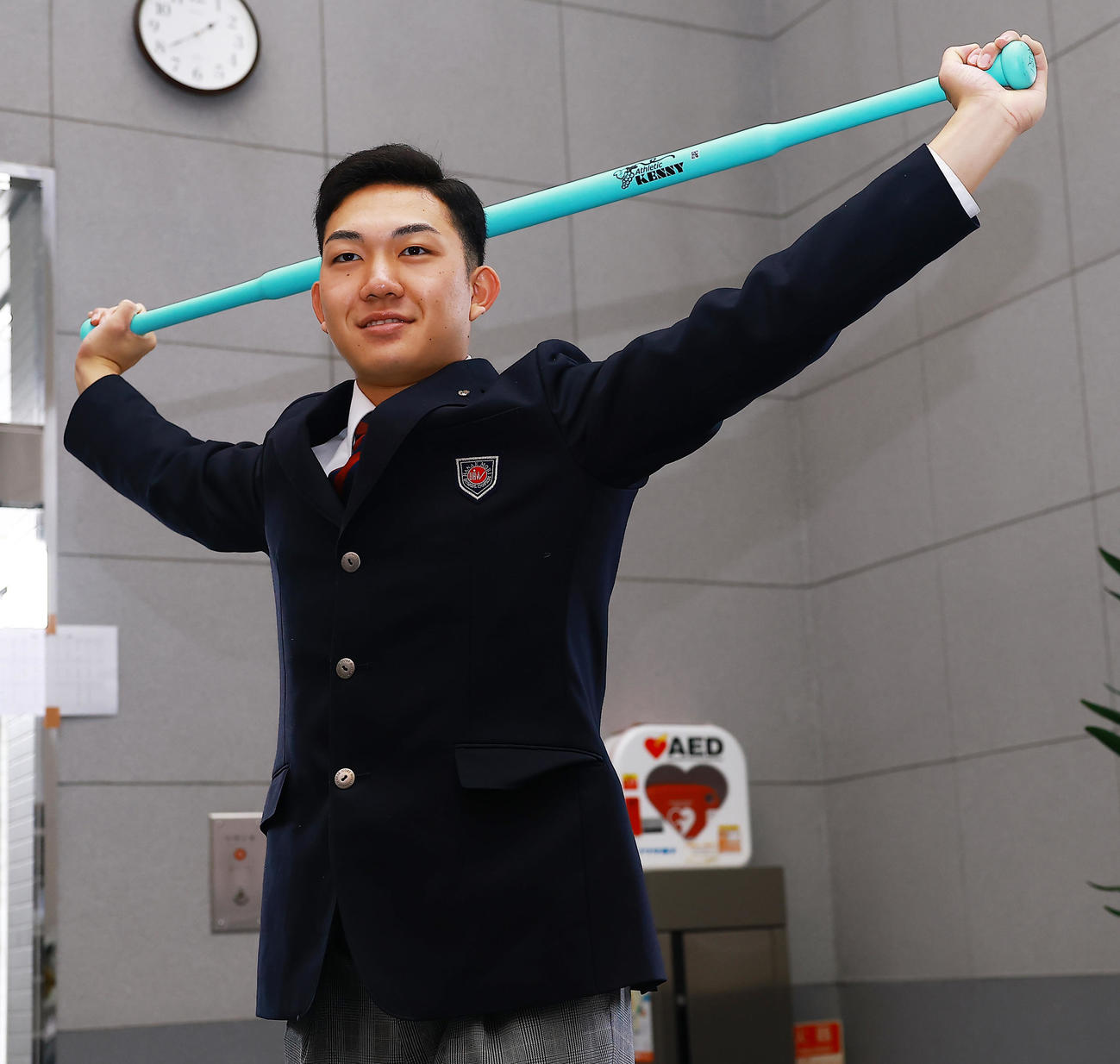 ストレッチポールを持参し入寮したロッテドラフト1位の石垣（撮影・野上伸悟）