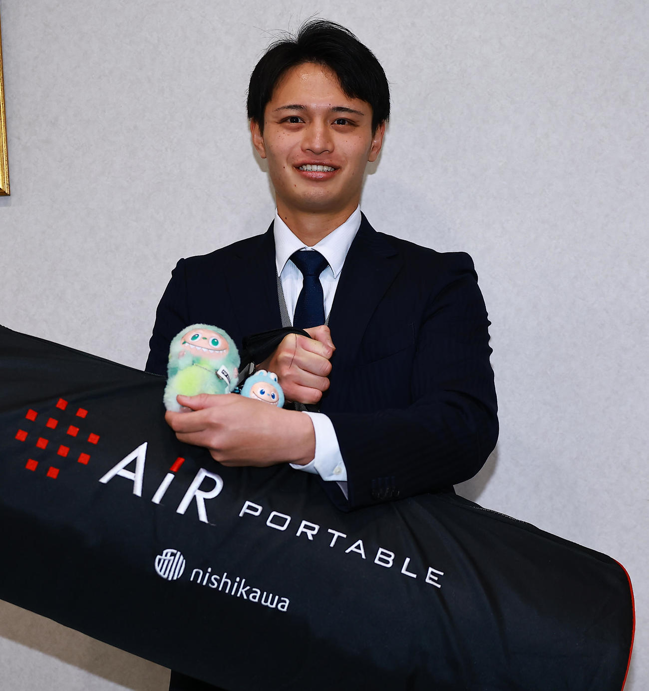 マットレスとラブブを持参し入寮したロッテドラフト2位の毛利（撮影・野上伸悟）