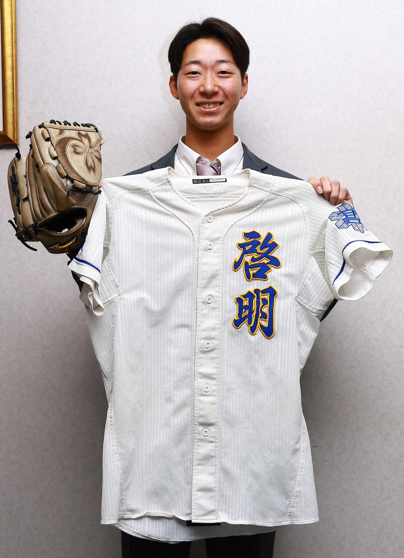 水戸啓明高のユニホームとグラブを持参し入寮したロッテ育成1位の中山（撮影・野上伸悟）