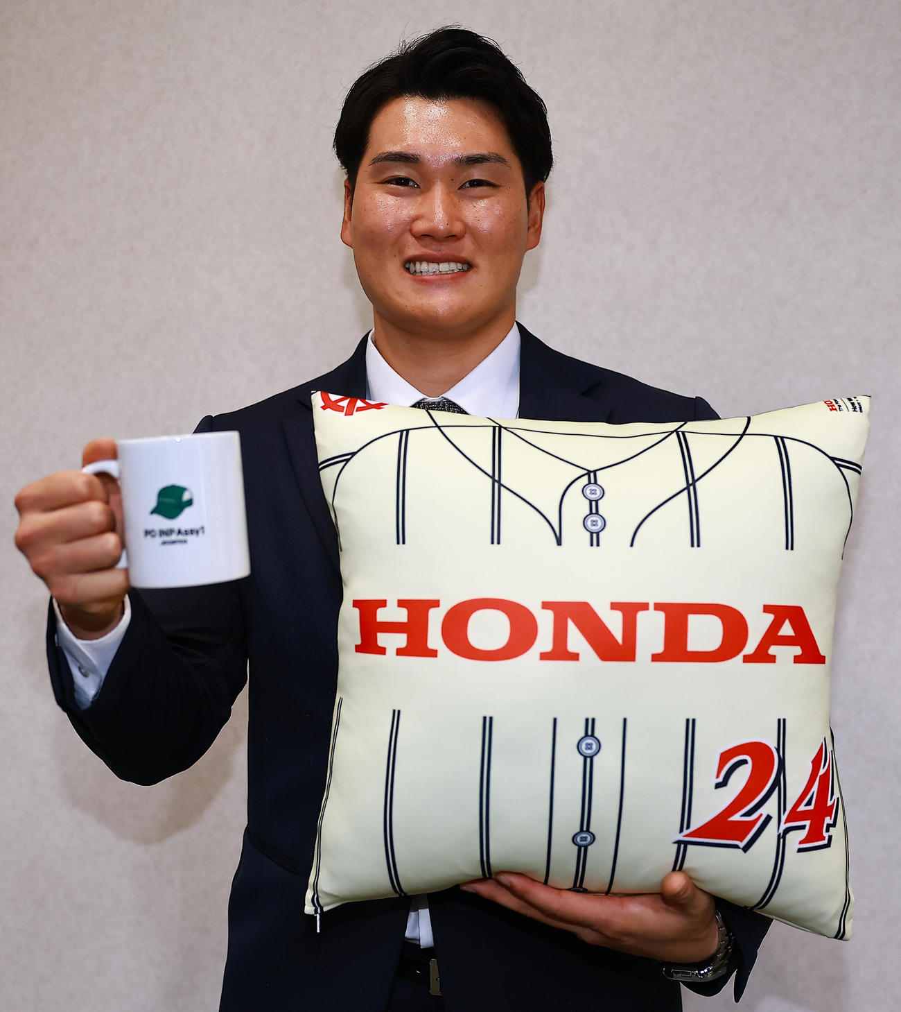 Honda鈴鹿のユニホームクッションとマグカップを持参し入寮したロッテドラフト7位の田中大（撮影・野上伸悟）