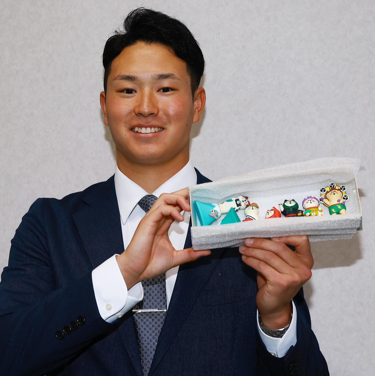 コンコンブルを持参し入寮したロッテドラフト5位の冨士（撮影・野上伸悟）