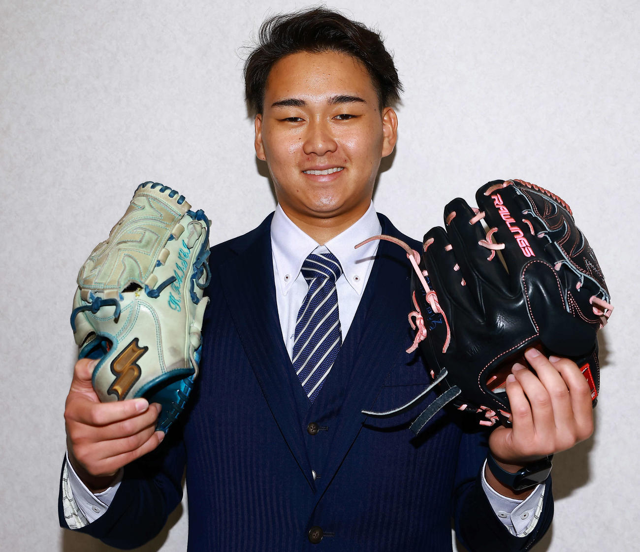 徳島の先輩、阪神工藤、楽天中込のグラブを持参し入寮したロッテ育成2位の高橋（撮影・野上伸悟）