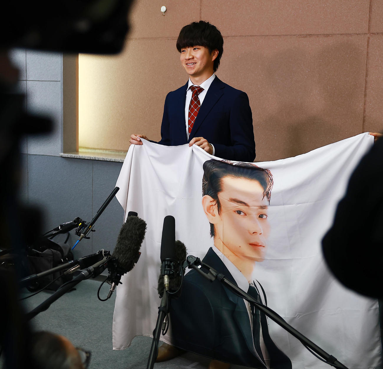 菅田将暉のフラッグを持参し入寮したロッテ育成3位の杉山は、会見で歌も披露＝（撮影・野上伸悟）