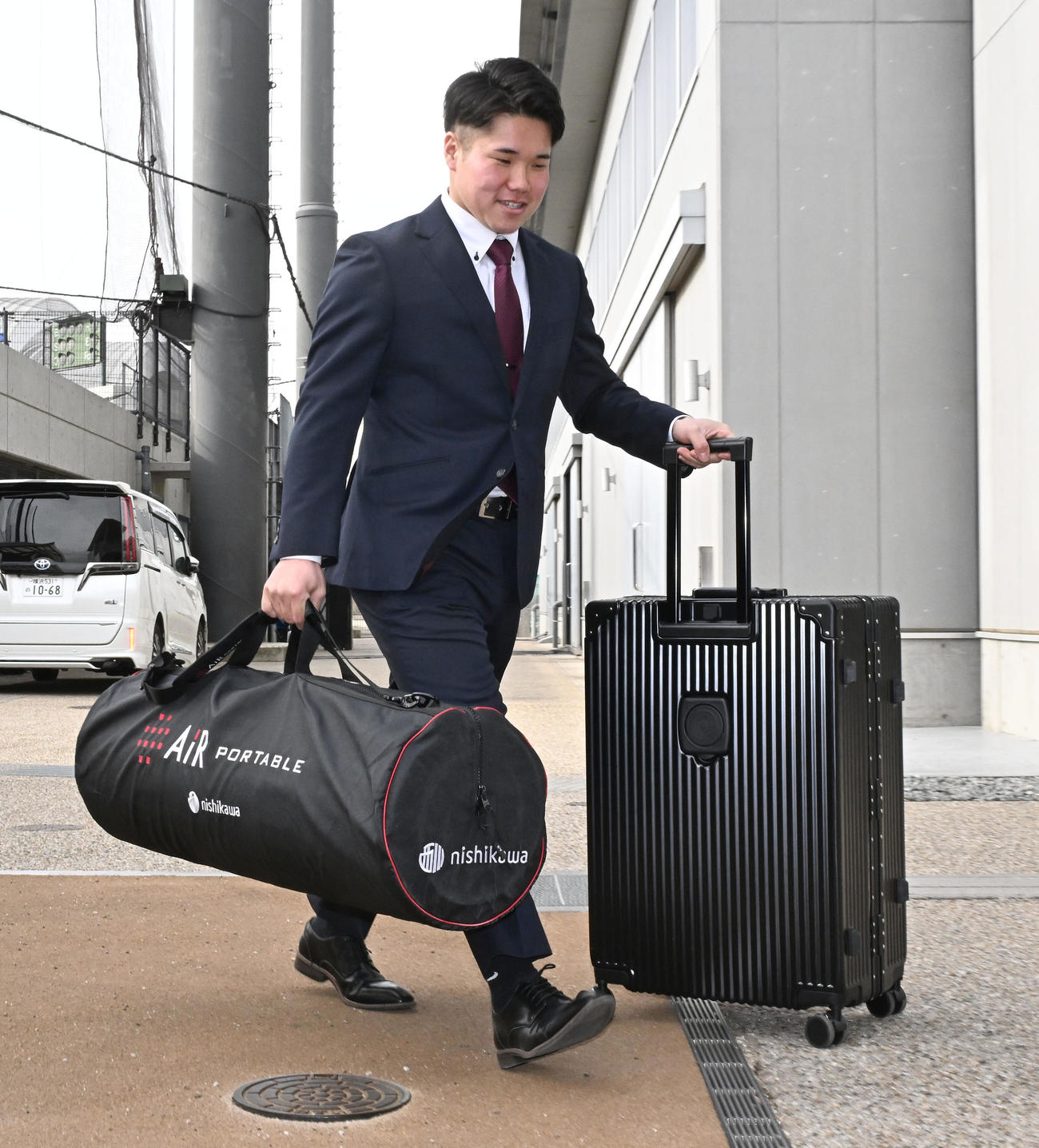 DeNAの選手寮に入寮するドラフト1位の小田（撮影・千葉一成）