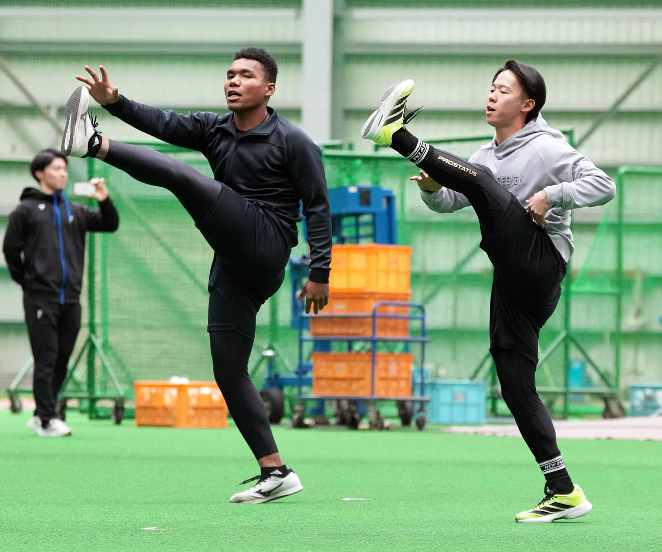 アップを行う日本ハムドラフト2位のケイン（左）とドラフト1位の大川（撮影・たえ見朱実）