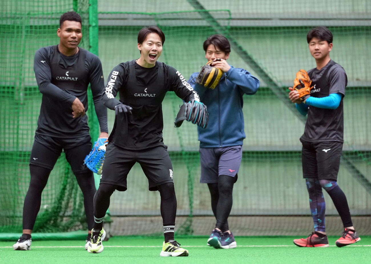 ノックで声を張る日本ハムドラフト1位の大川（左から2人目）。左からエドポロ、1人おいて大塚、半田（撮影・たえ見朱実）
