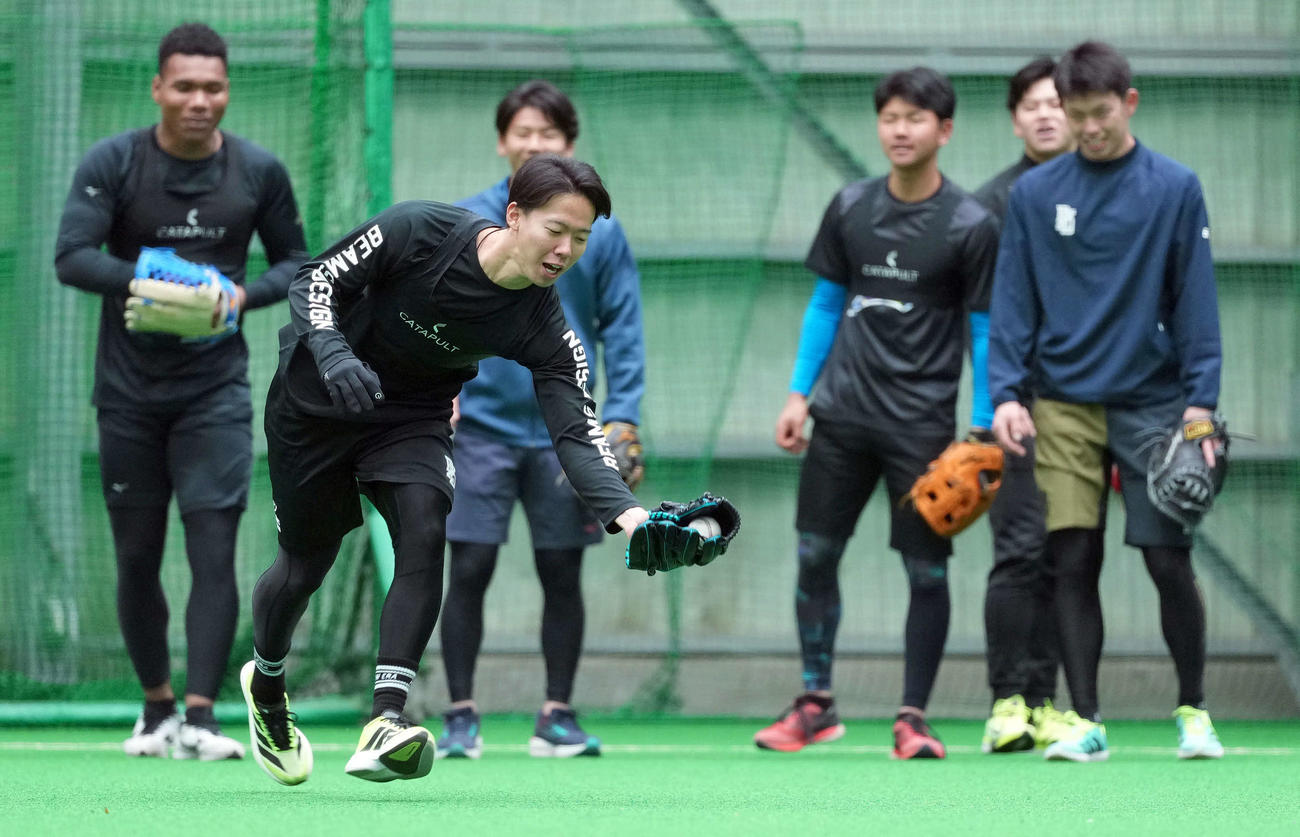 ノックを受ける日本ハムドラフト1位の大川（撮影・たえ見朱実）