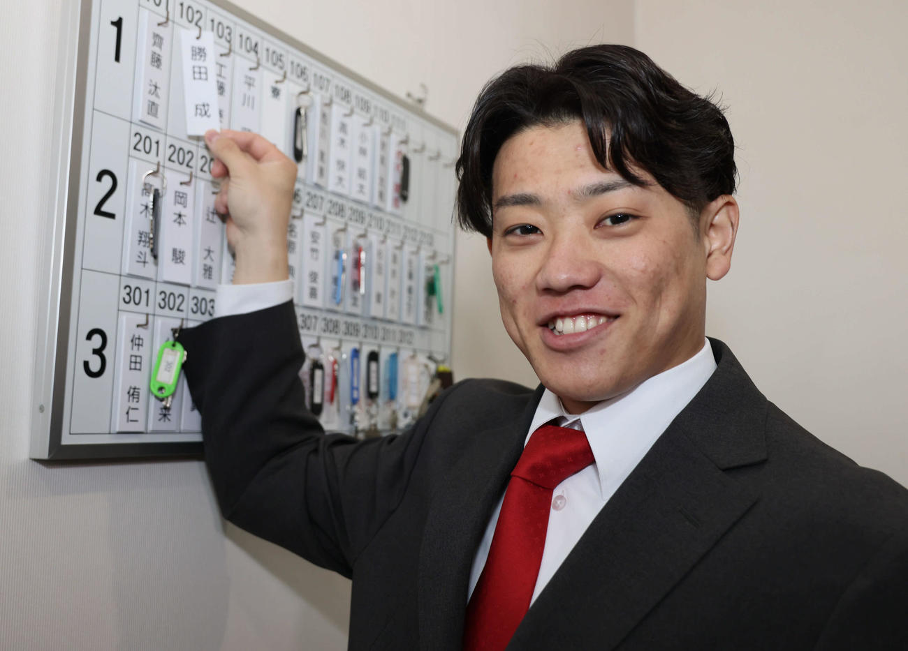 入寮する広島ドラフト3位の勝田（撮影・加藤孝規）