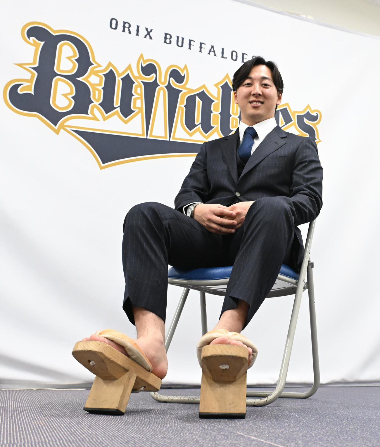 一本歯の下駄を持ち込んだオリックス育成4位・渡辺（撮影・和賀正仁）