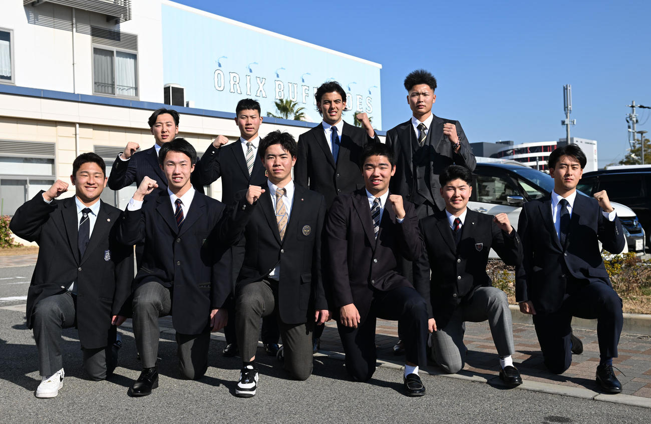 ガッツポーズで入寮するオリックス新人の前列左から野上、窪田、森陽、藤川、佐藤、高谷、後列左から渡辺、中西、シャピロ・マシュー一郎、三方（撮影・和賀正仁）