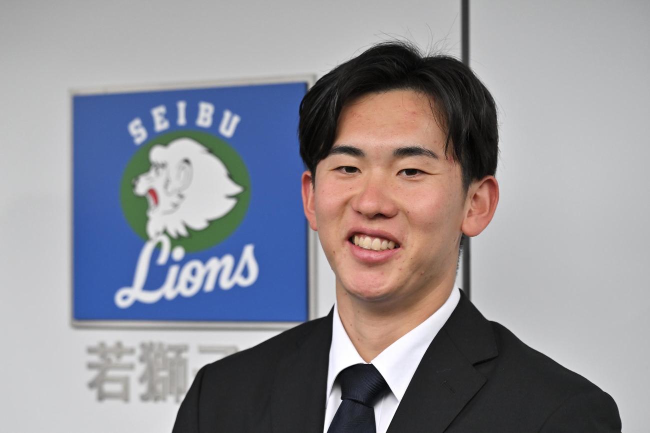 入寮した西武ドラフト1位の明大・小島（撮影・滝沢徹郎）