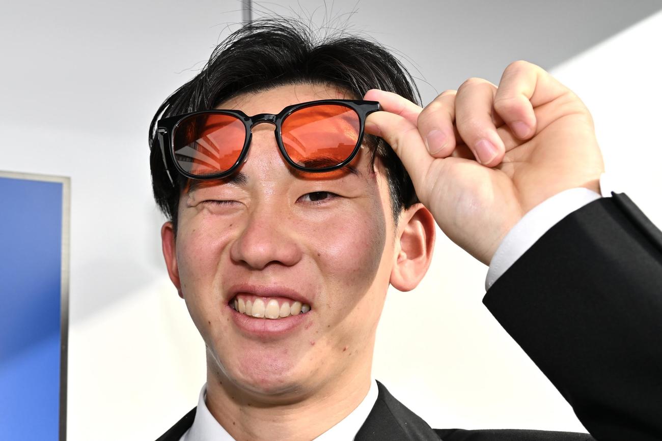 入寮した西武ドラフト1位の明大・小島は後輩からプレゼントされたブルーライトをカットするサングラスを持ち込む（撮影・滝沢徹郎）
