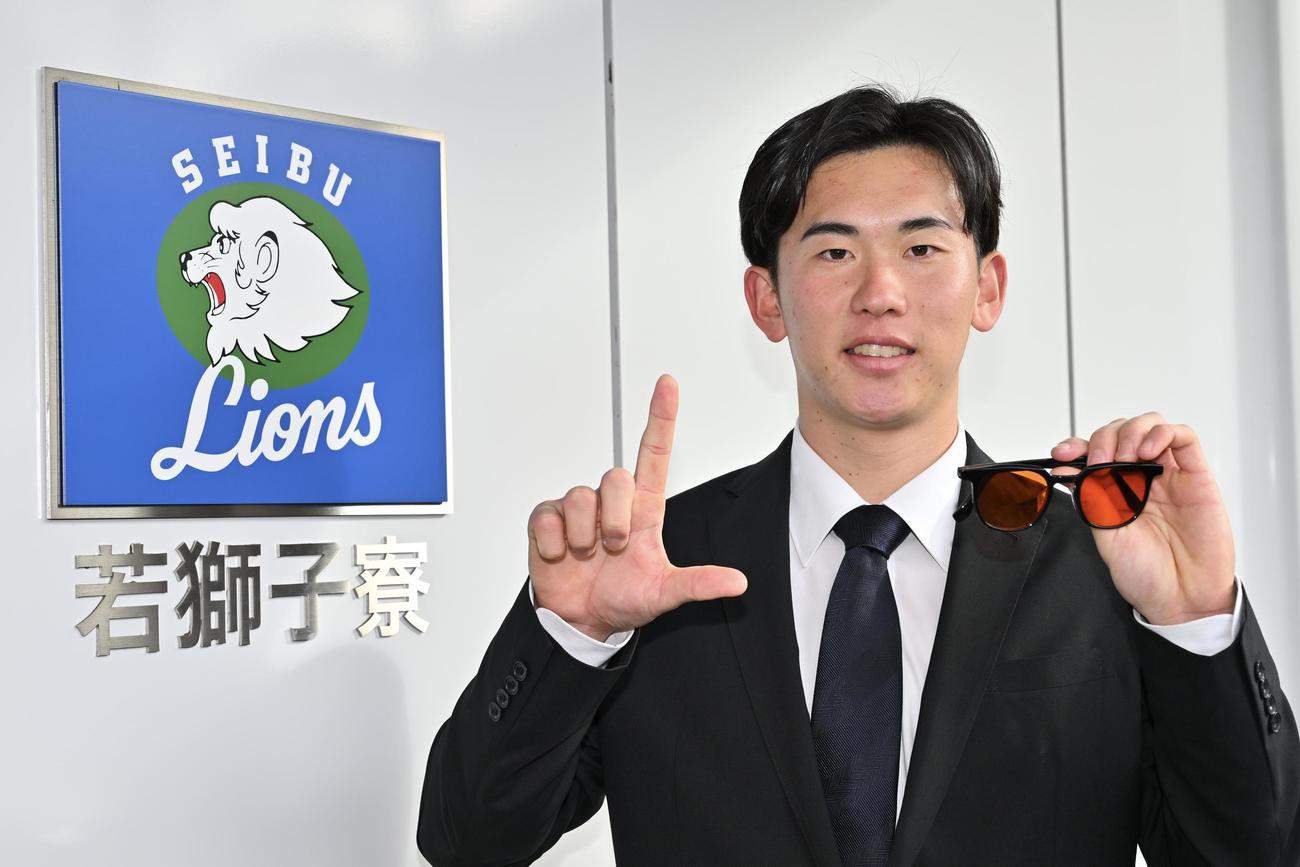 入寮した西武ドラフト1位の明大・小島は後輩からプレゼントされたブルーライトをカットするサングラスを持ち込む（撮影・滝沢徹郎）